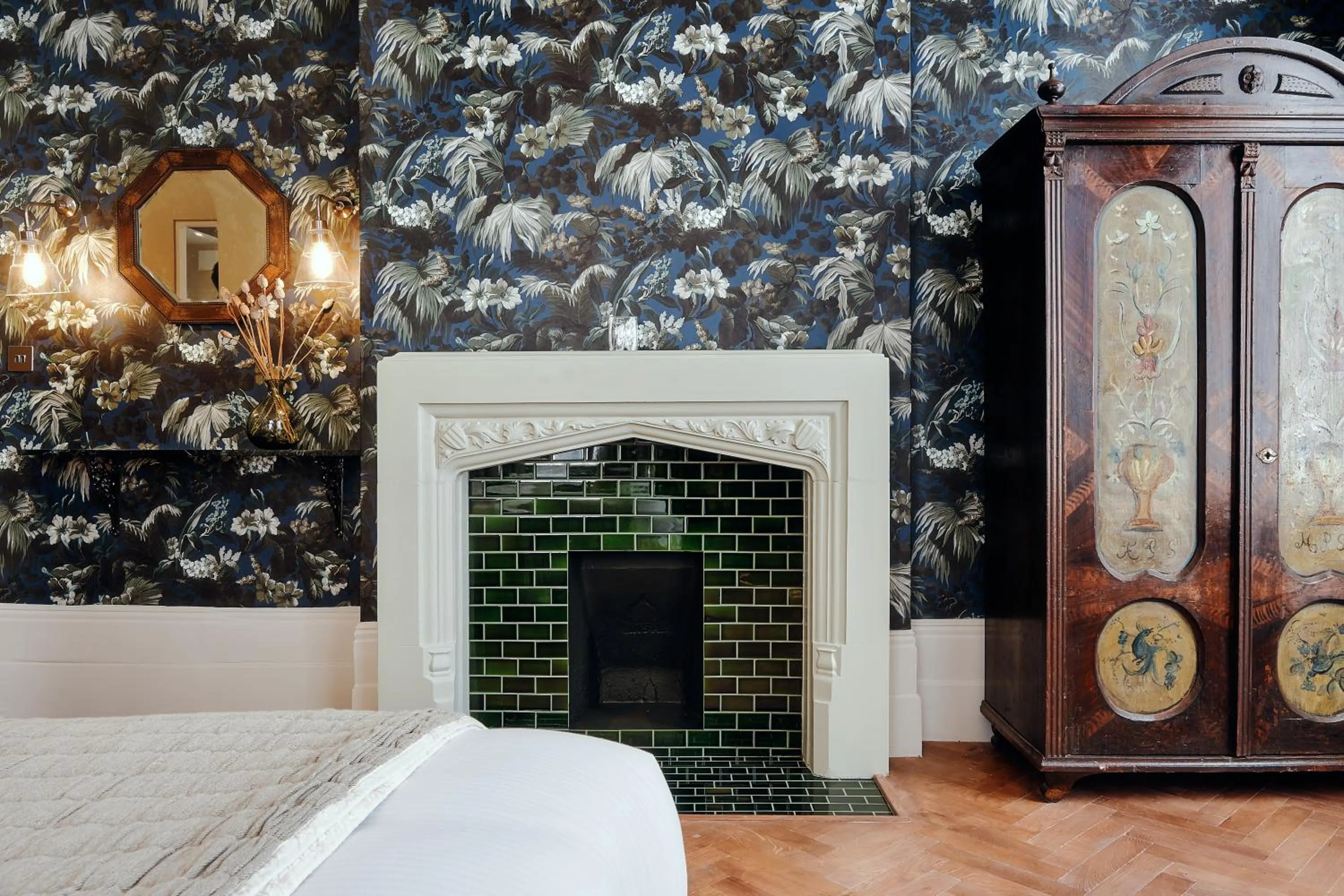 flat iron, Bed in The Black Lion Pub & Boutique Guesthouse