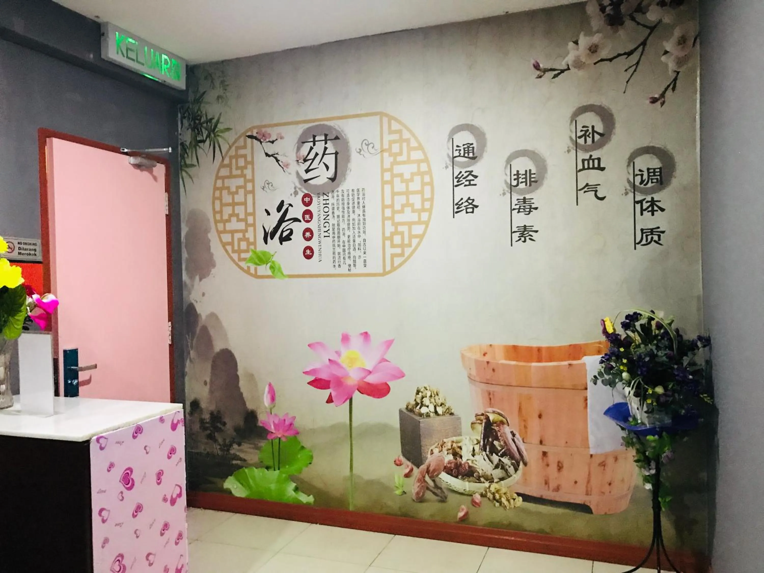 Facade/entrance in Home Inn Hotel