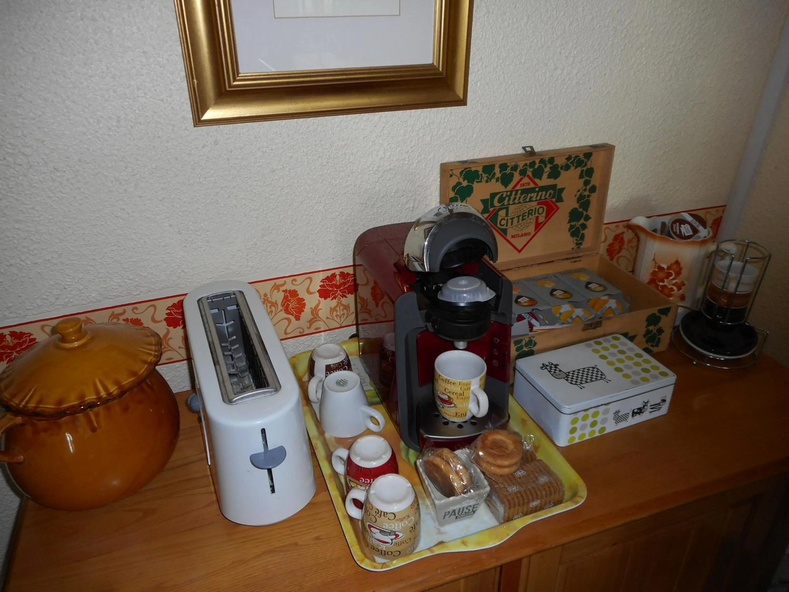 Coffee/tea facilities in Chambres d'hôtes Au presbytère
