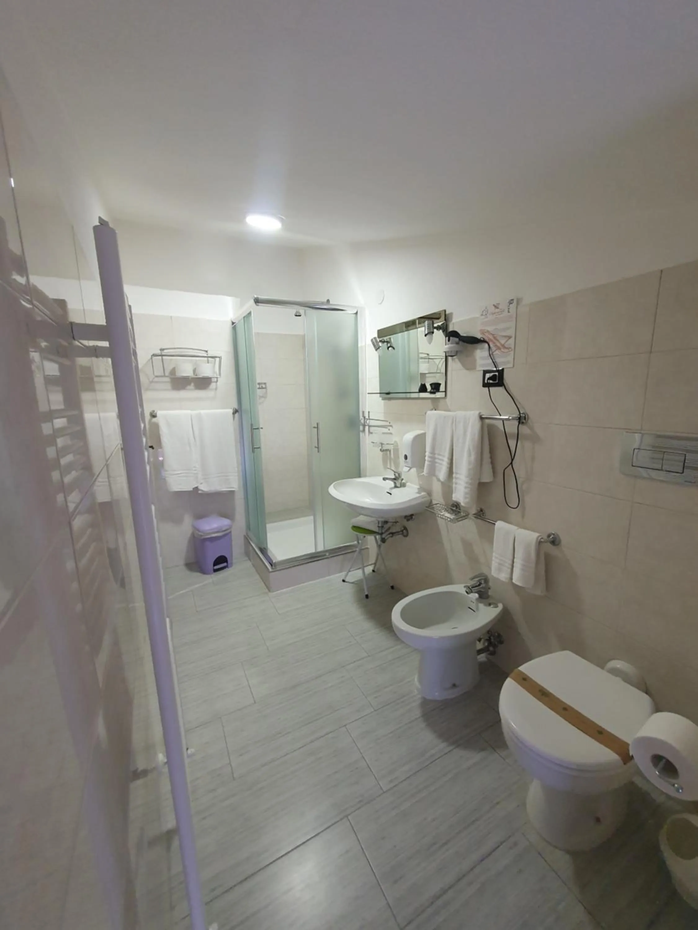 Shower in Hotel Ristorante SUPERSONIK