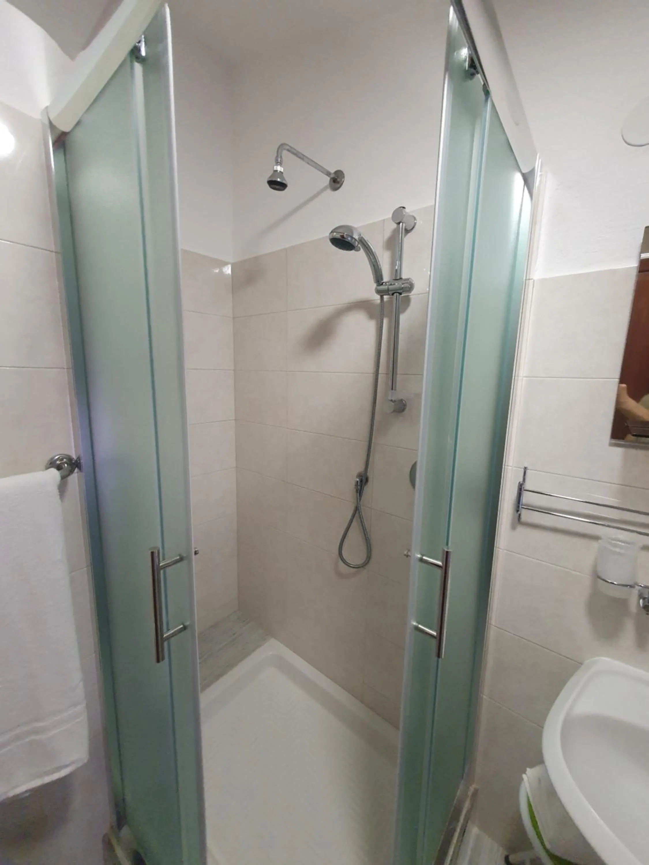 Shower in Hotel Ristorante SUPERSONIK