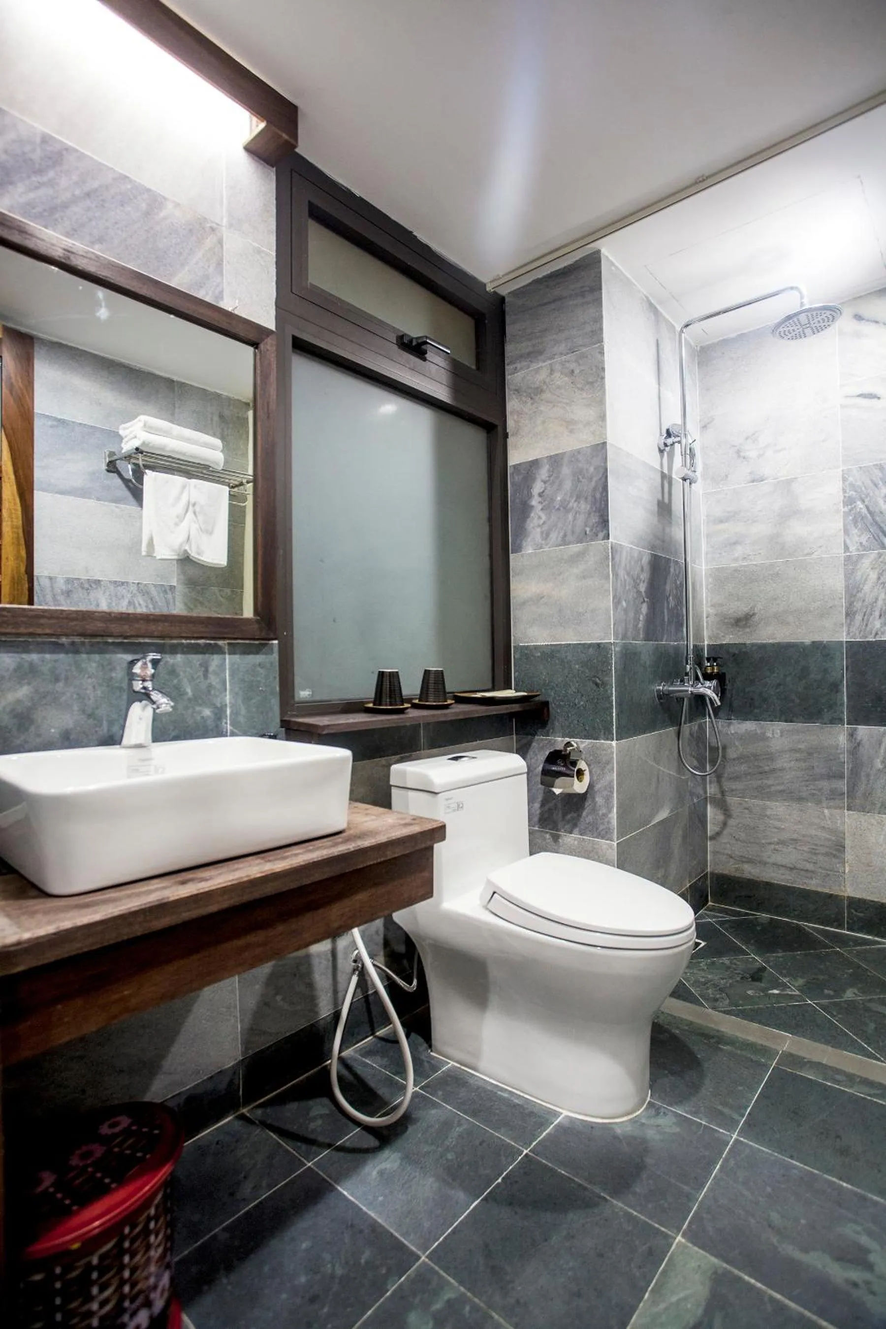 Shower in Sông Lụa (Silk River Villa)