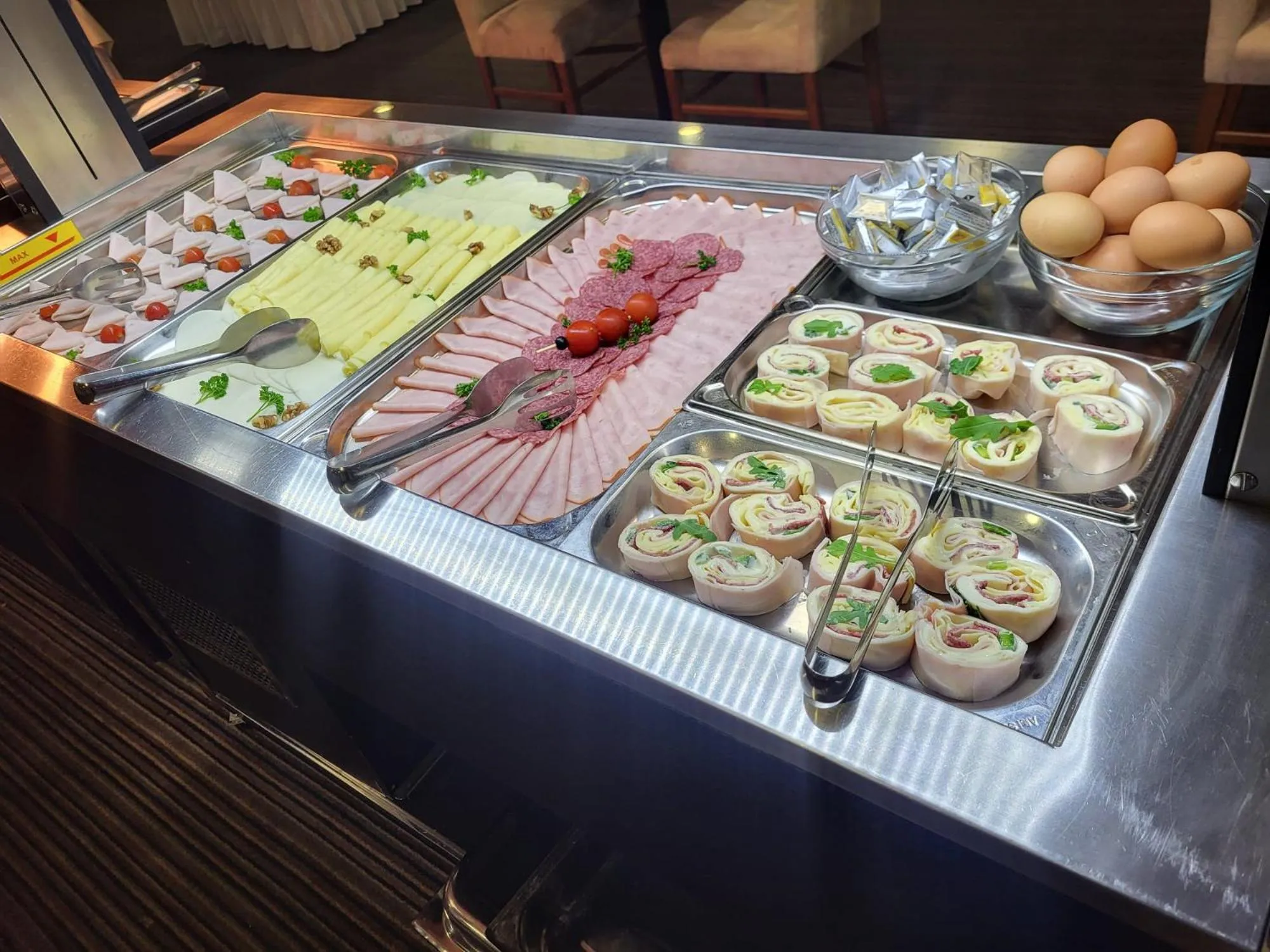 Restaurant/places to eat in Hotel Saffron