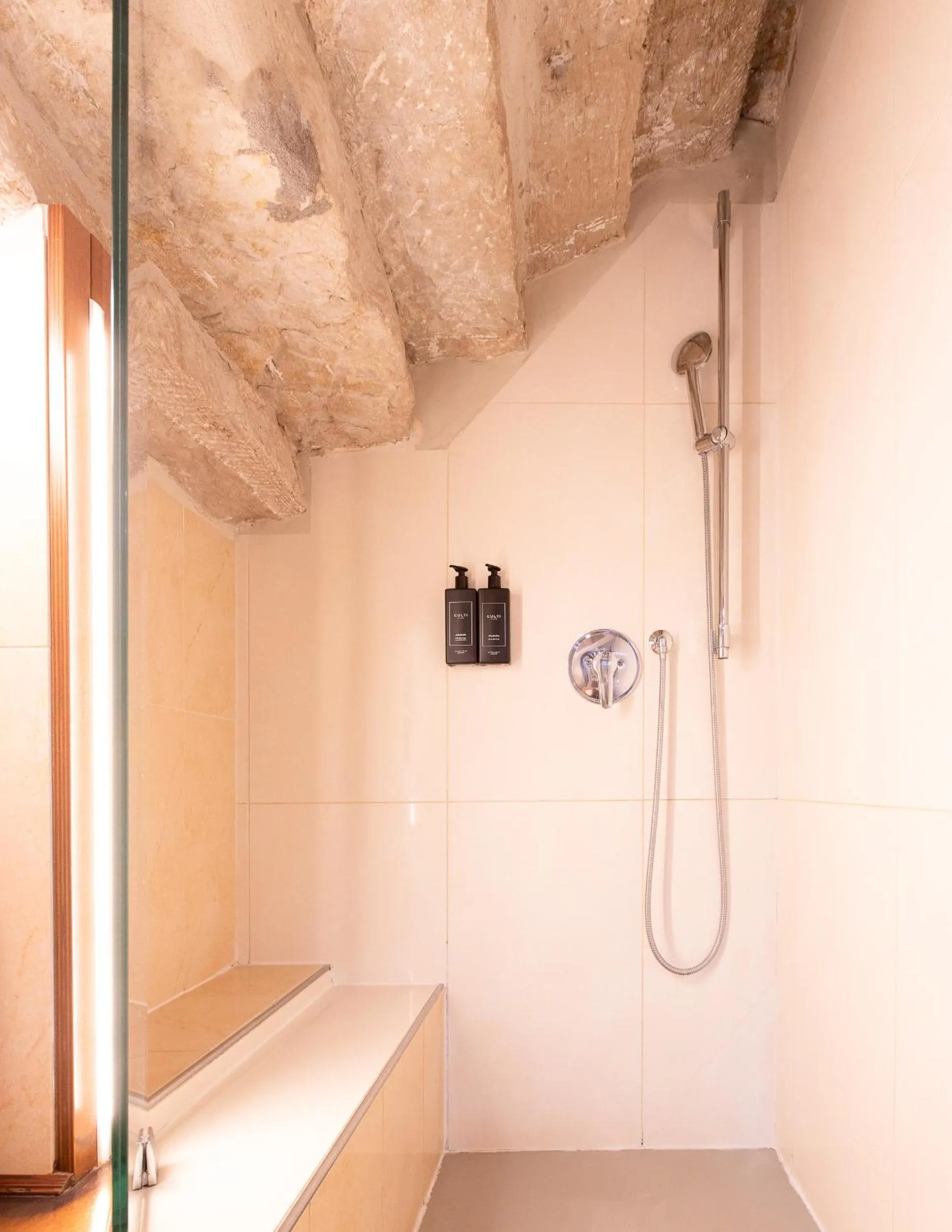 Shower in Palazzetto Pisani Grand Canal