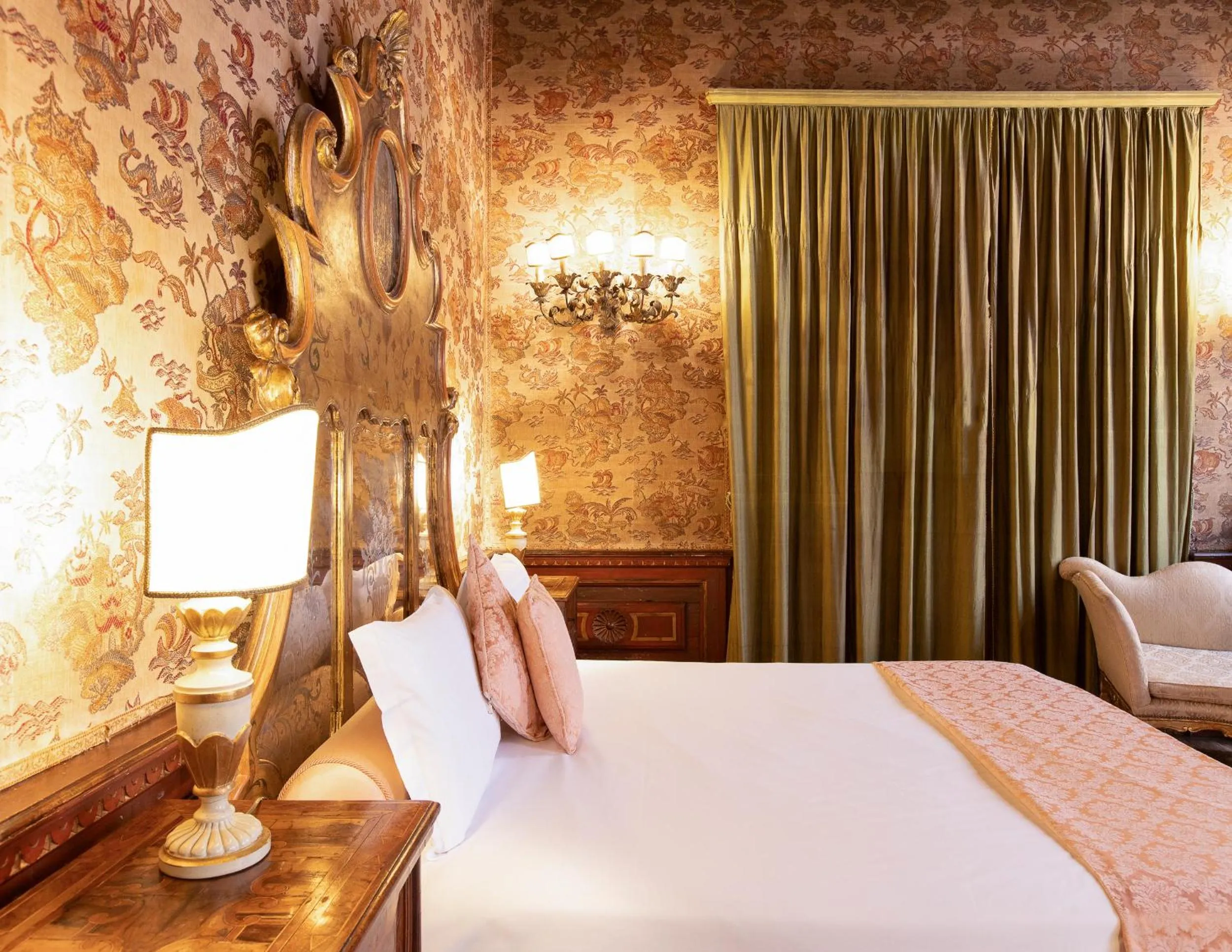 Bedroom, Bed in Palazzetto Pisani Grand Canal