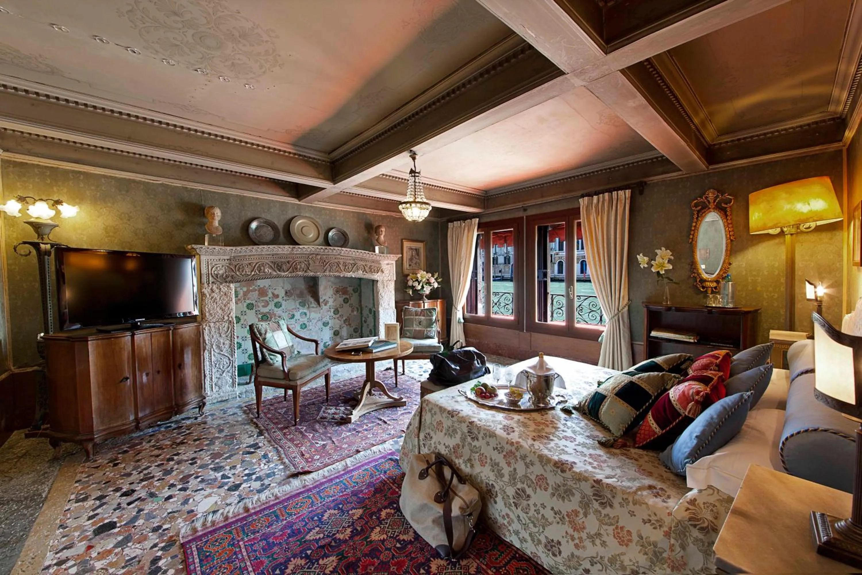 Photo of the whole room in Palazzetto Pisani Grand Canal
