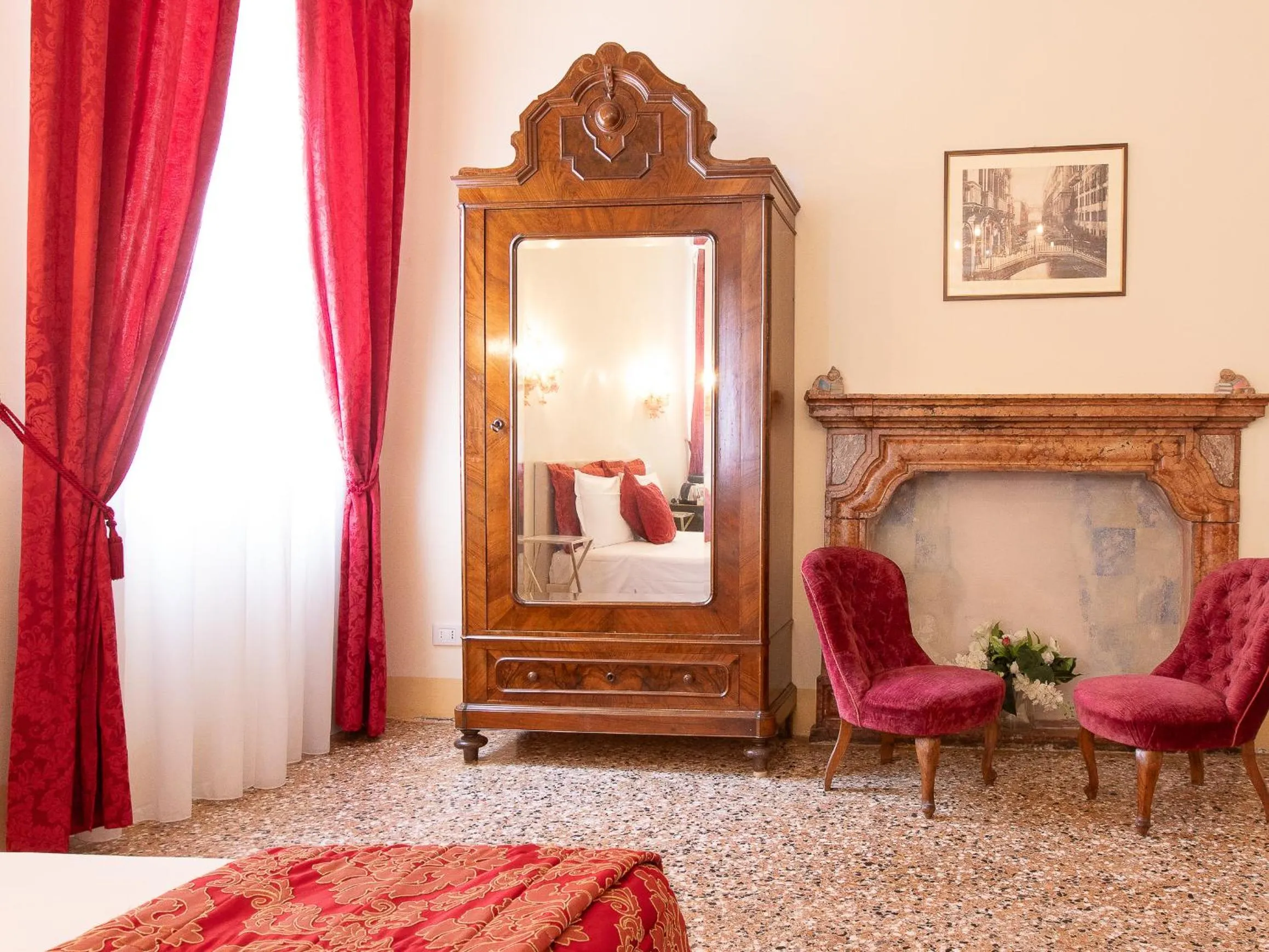 wardrobe, Bed in Palazzetto Pisani Grand Canal
