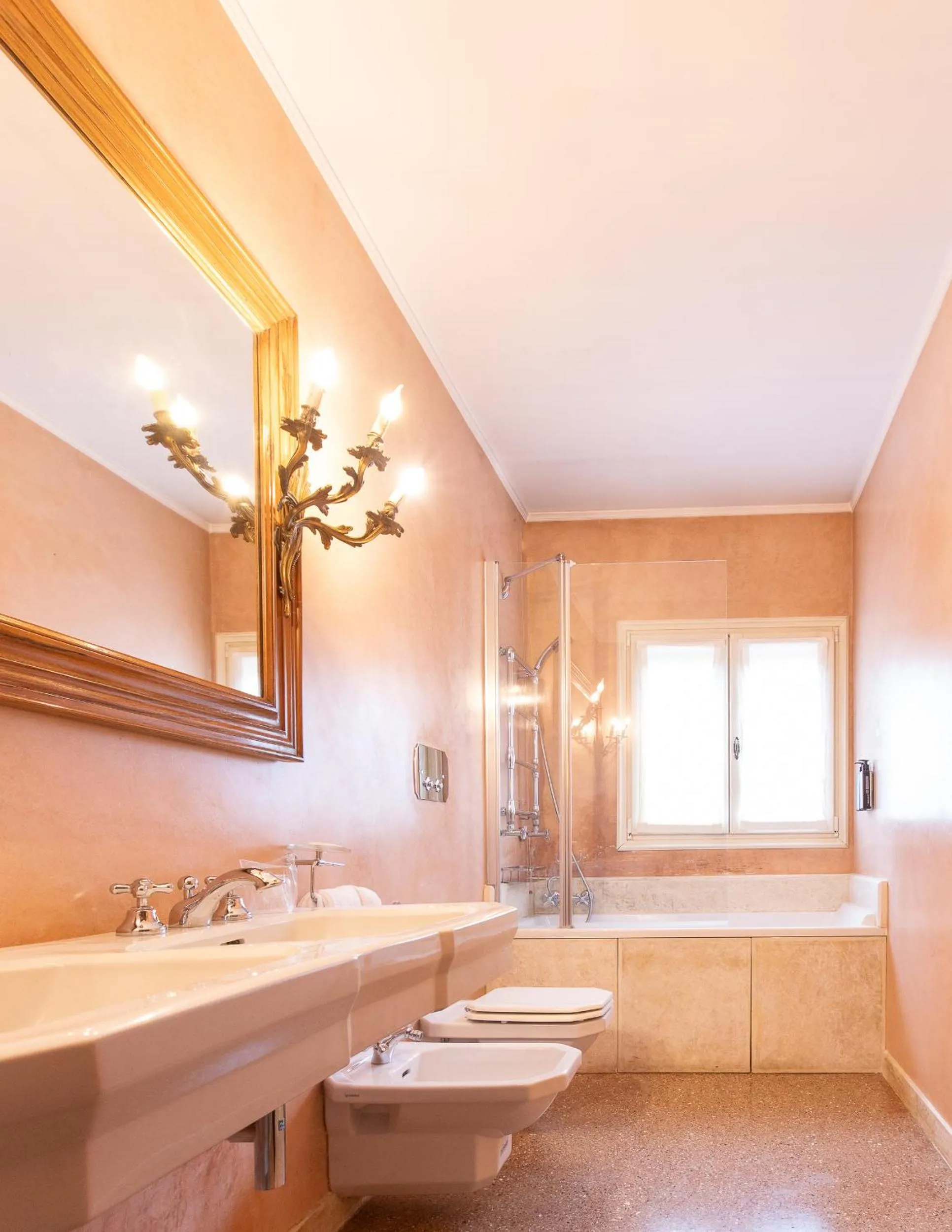 Bathroom in Palazzetto Pisani Grand Canal