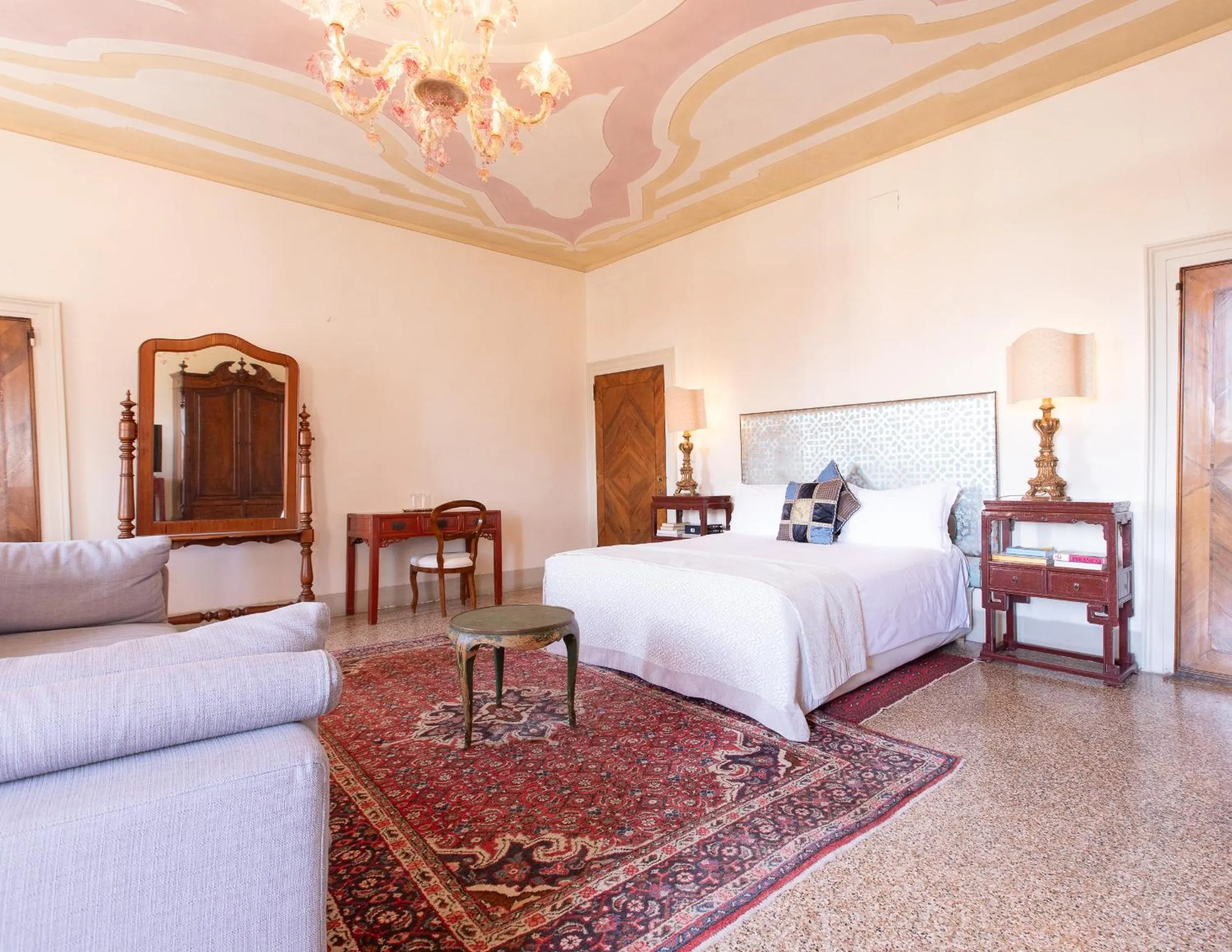 Bed in Palazzetto Pisani Grand Canal