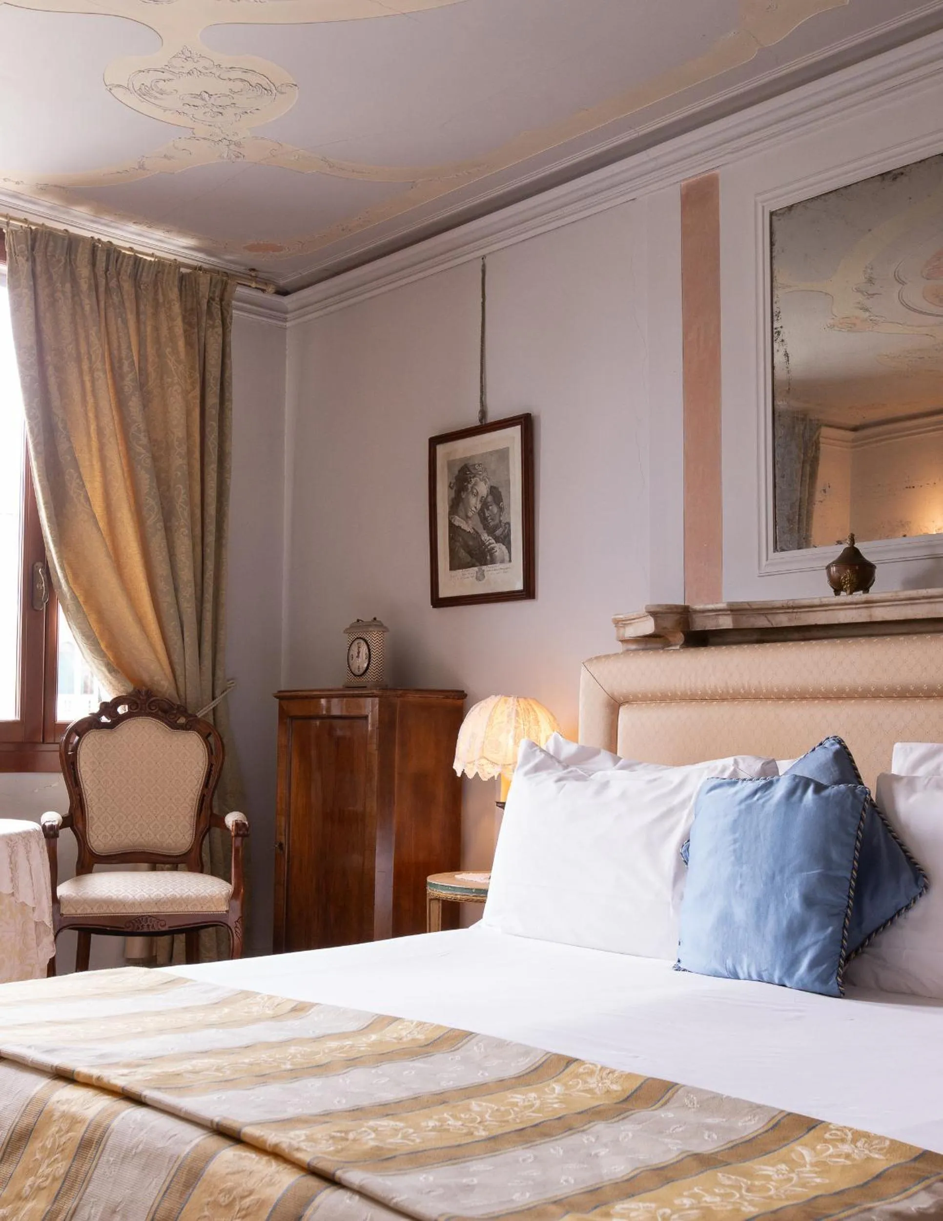 Bed in Palazzetto Pisani Grand Canal