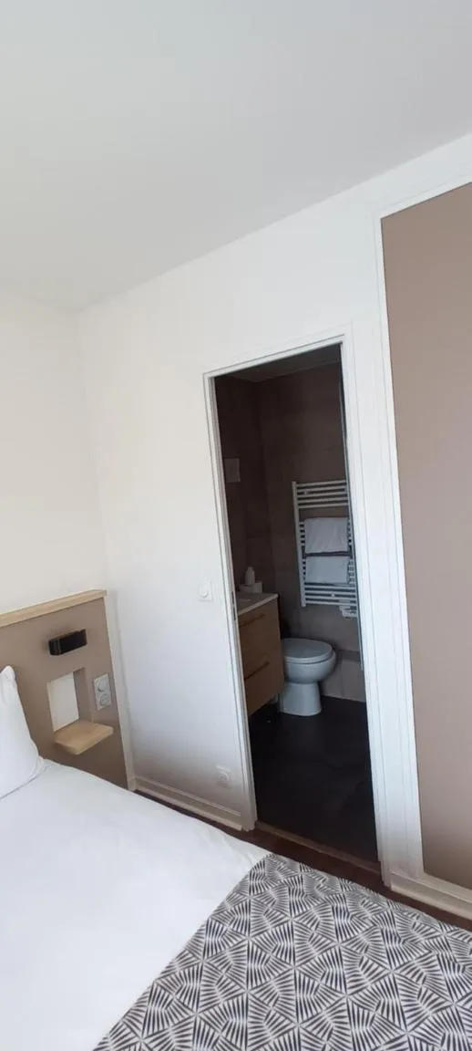 Bathroom, Bed in AMHotel Italie