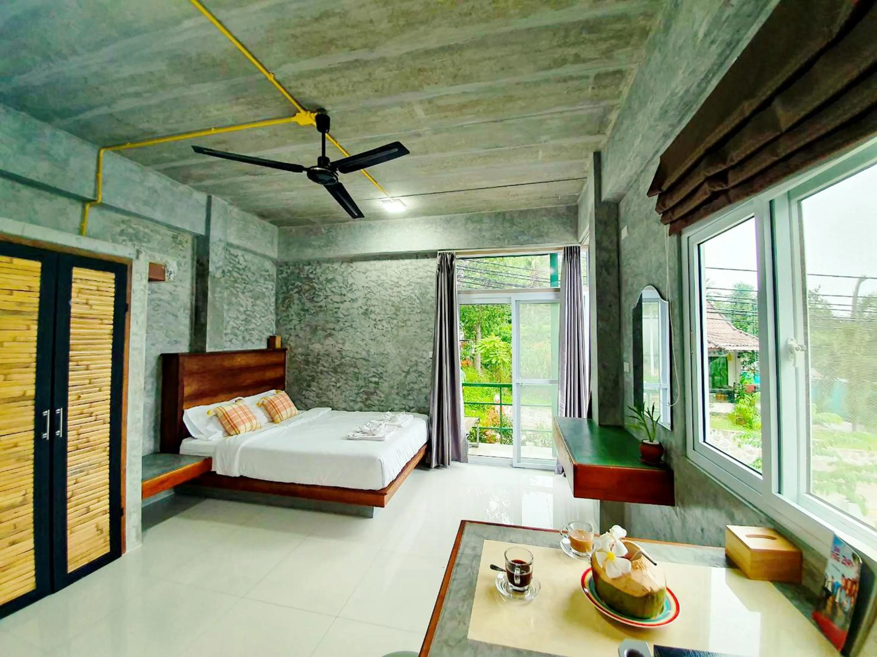 Photo of the whole room, Bed in Life koh tao resort