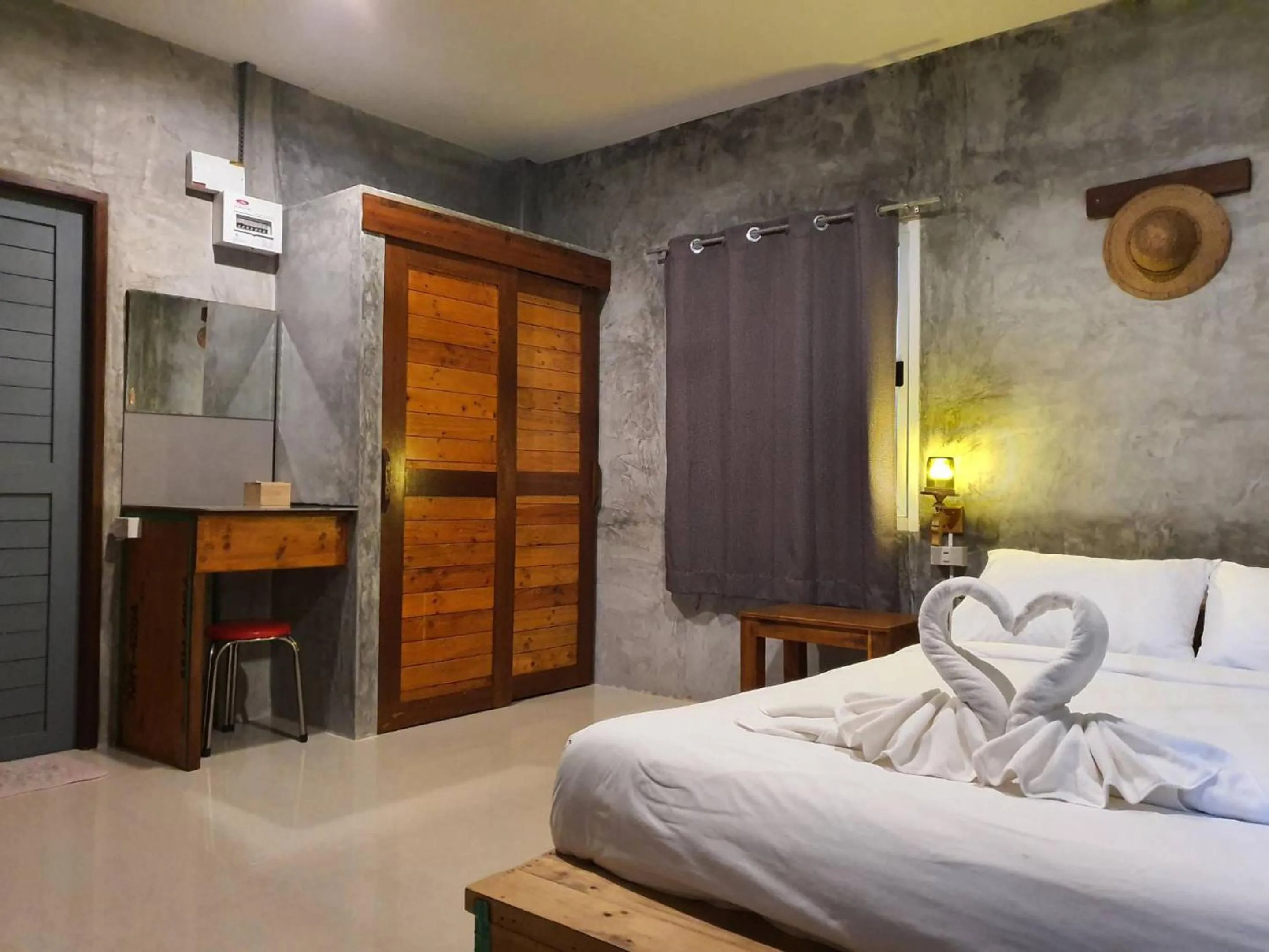 Photo of the whole room, Bed in Life koh tao resort