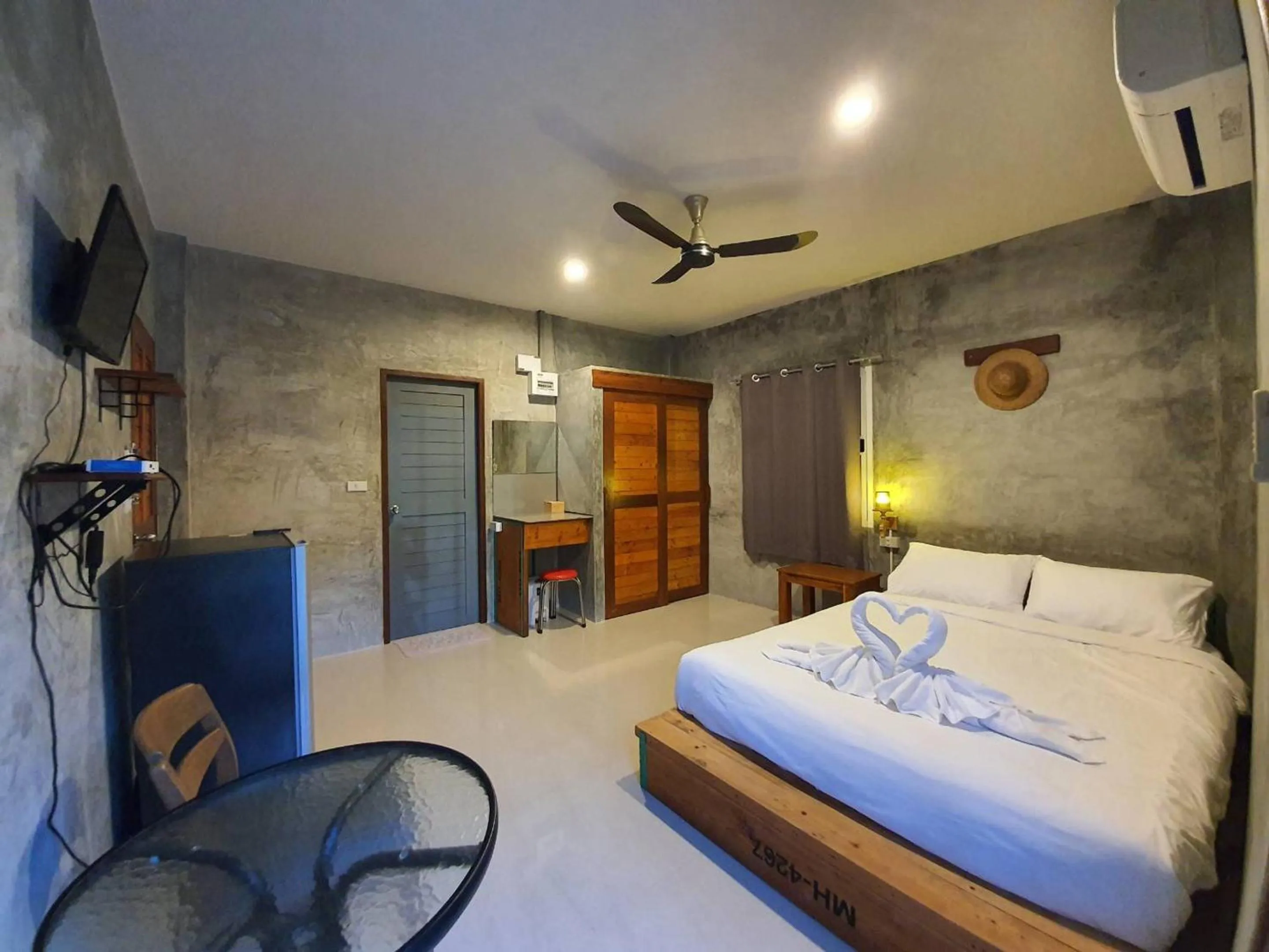 Photo of the whole room, Bed in Life koh tao resort