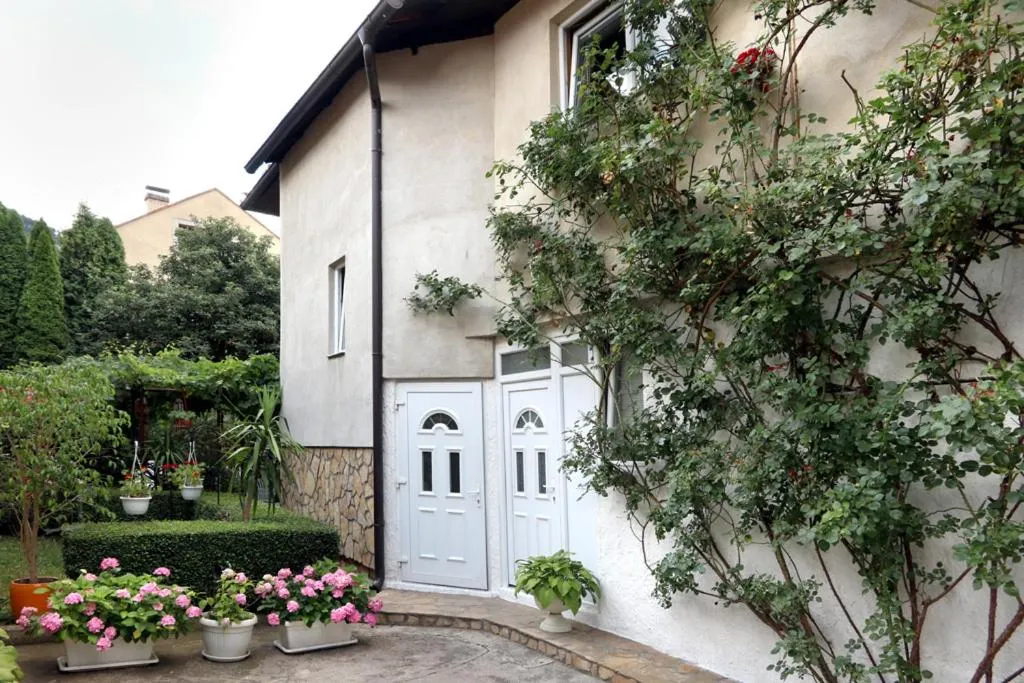 Property building in Modern&Cozy Bosnian house with GARDEN+FREE parking