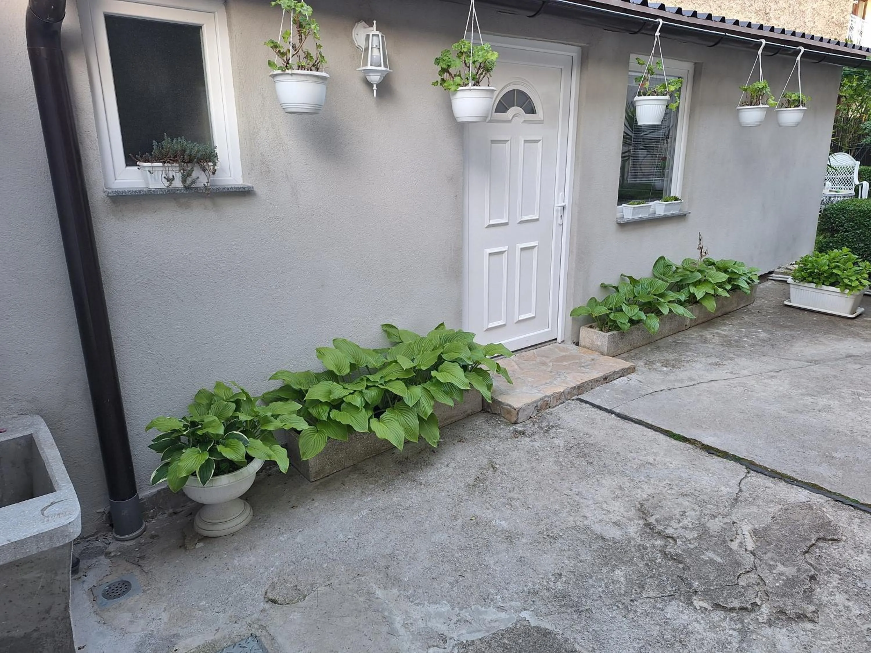 Modern&Cozy Bosnian house with GARDEN+FREE parking