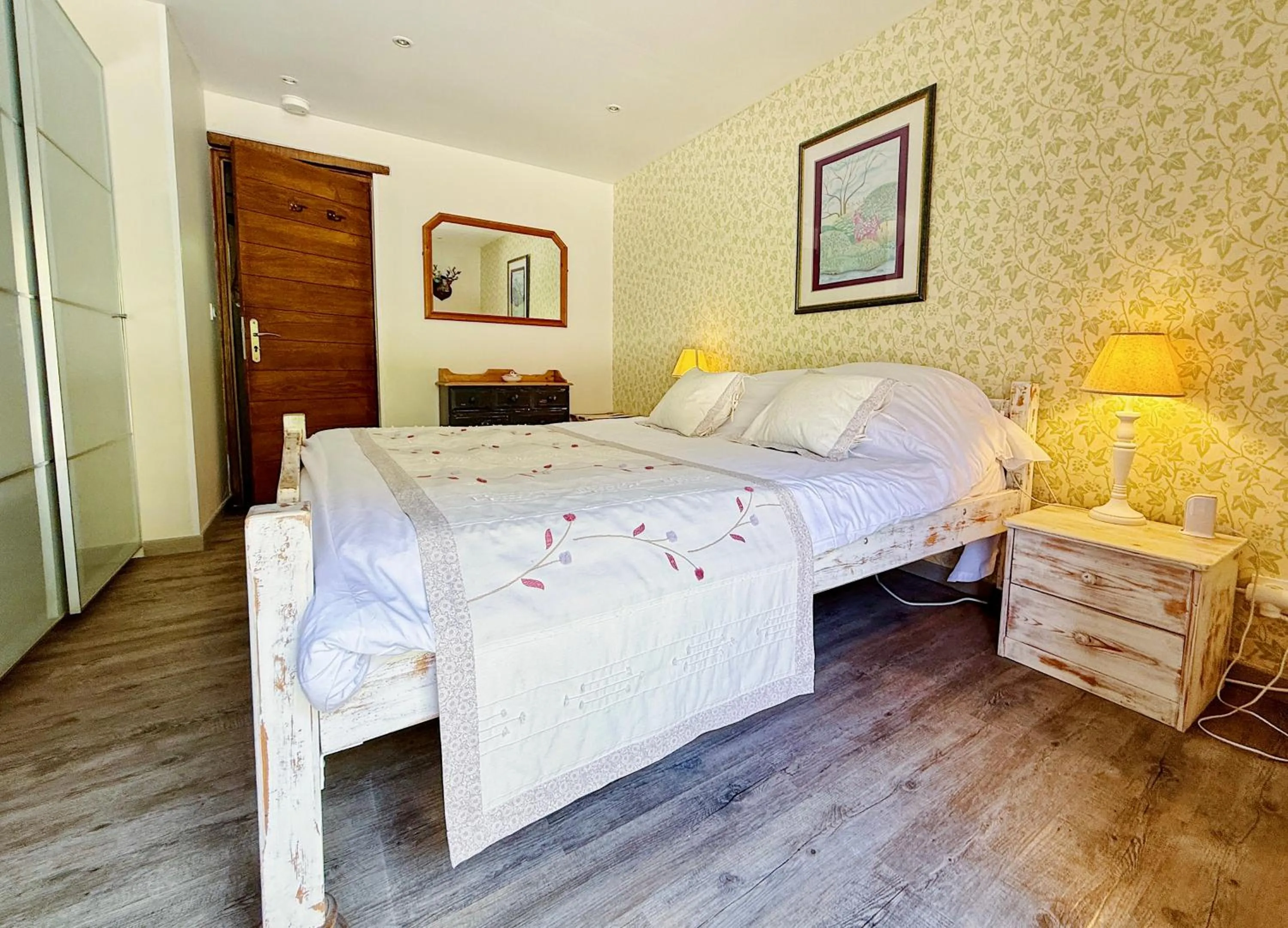 Bed in Le Chevrefeuille chambres d'hotes et gîtes de charme