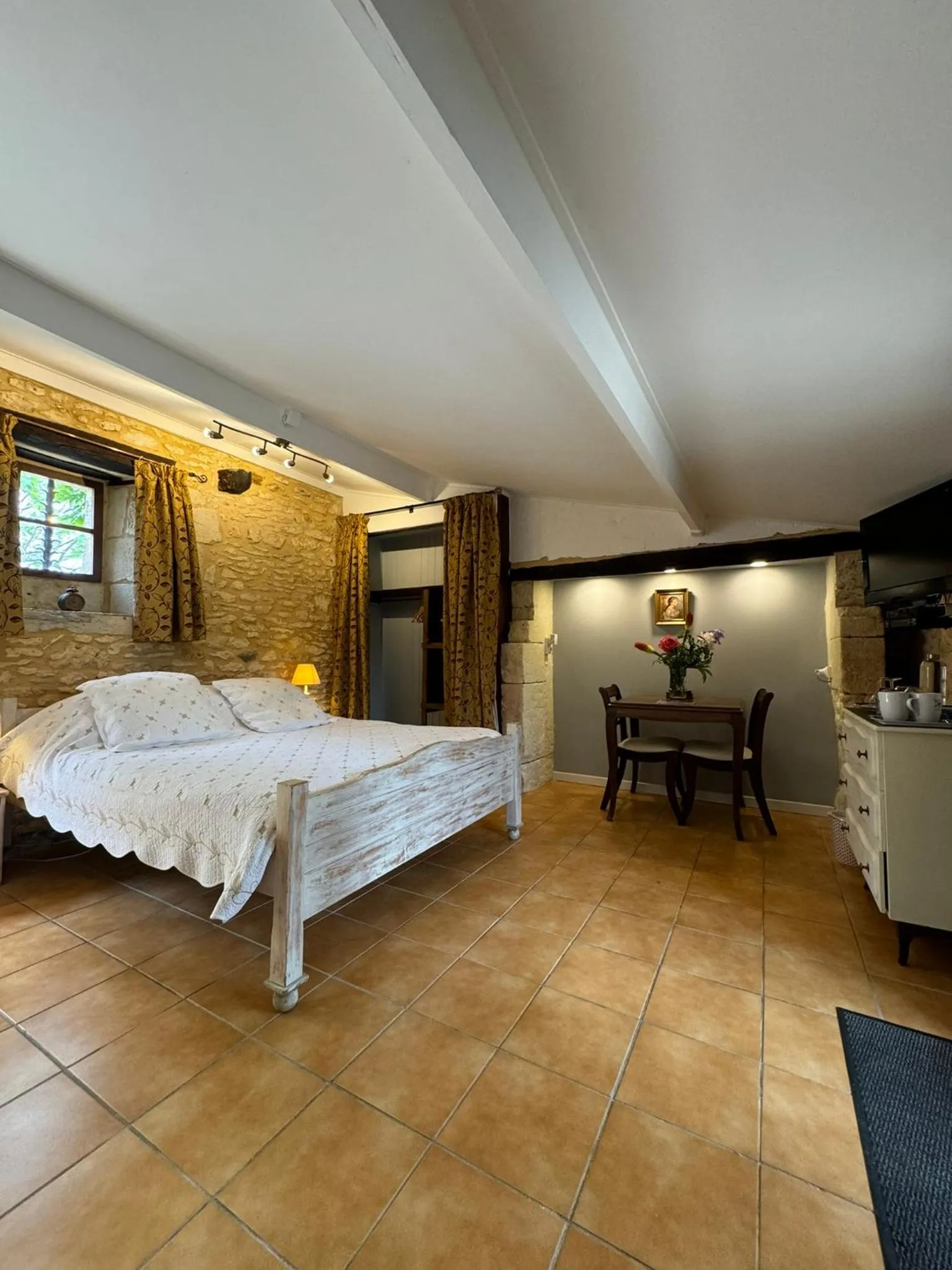 Bed in Le Chevrefeuille chambres d'hotes et gîtes de charme