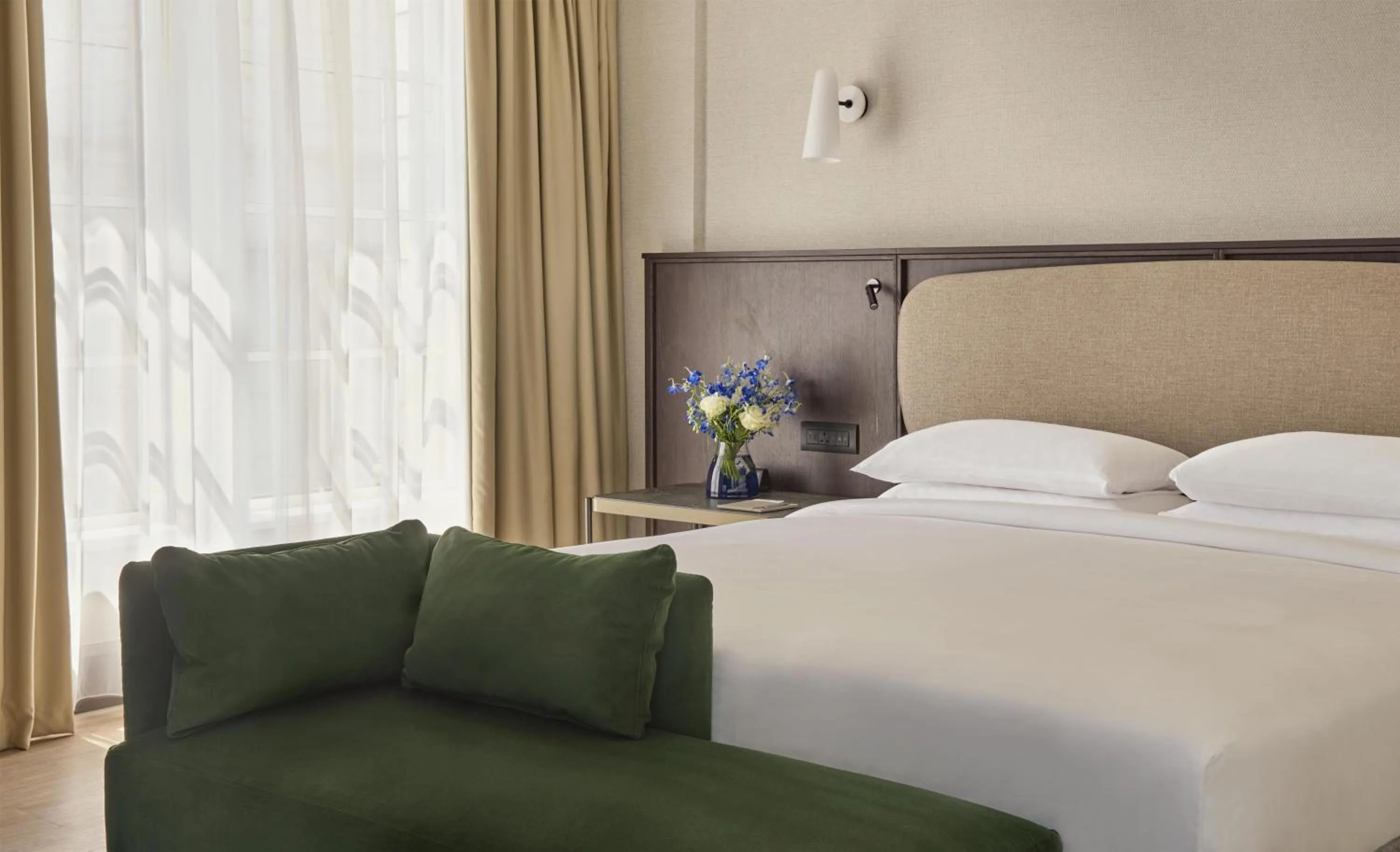 Photo of the whole room, Bed in Hyatt Regency London Blackfriars