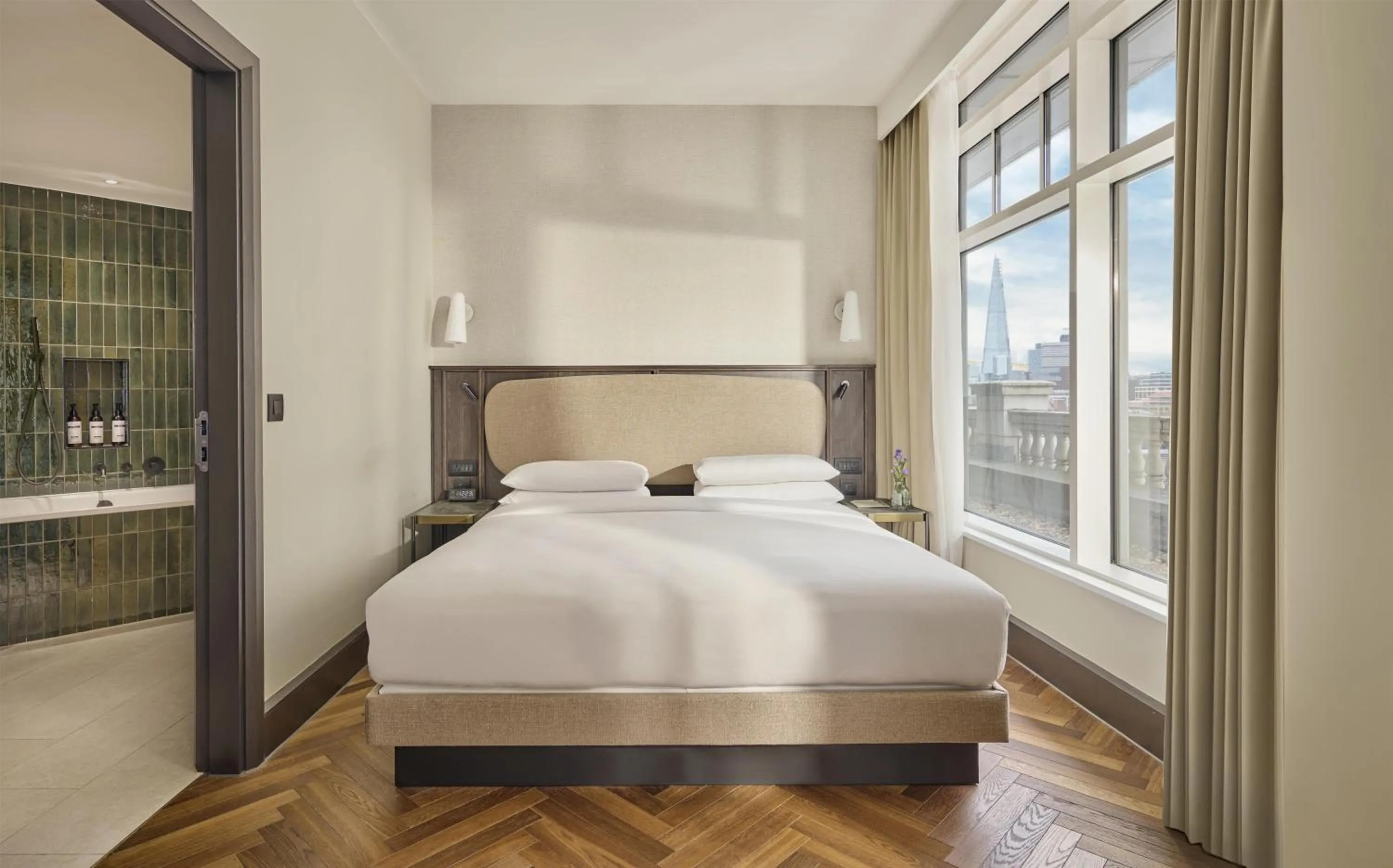 Photo of the whole room, Bed in Hyatt Regency London Blackfriars