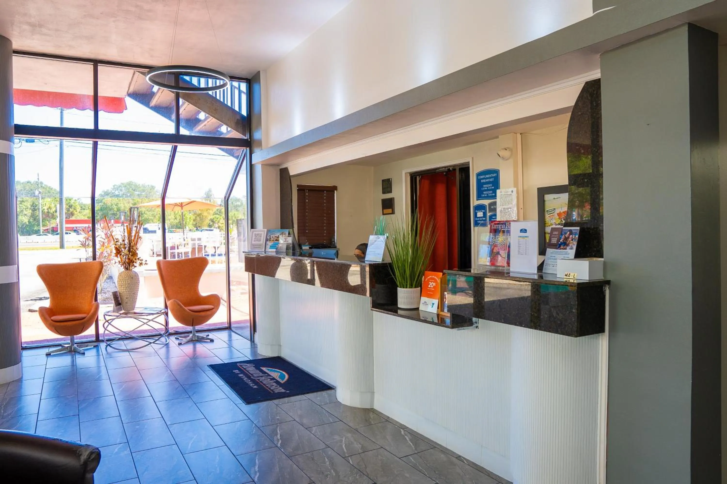 Lobby or reception in Howard Johnson by Wyndham Clearwater - Dunedin