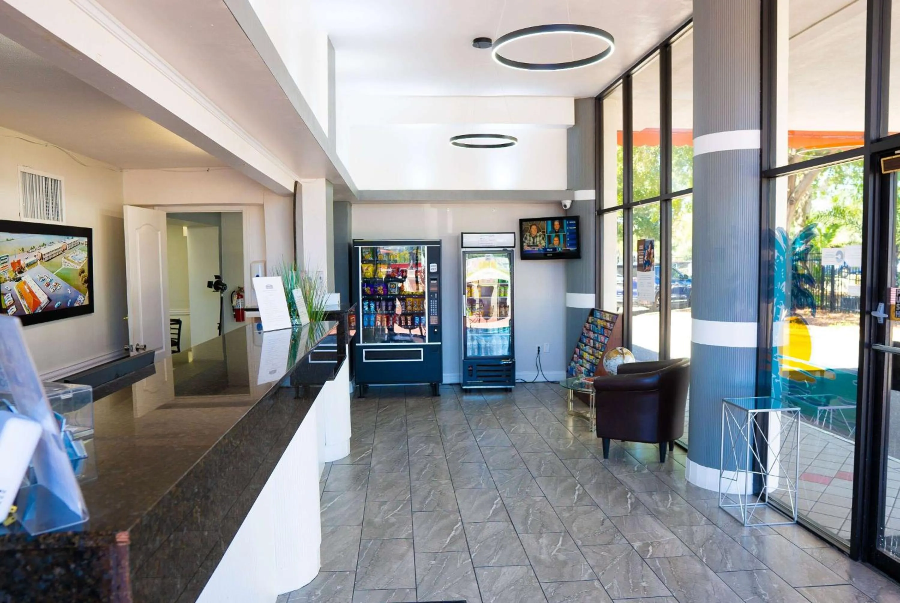 Lobby or reception in Howard Johnson by Wyndham Clearwater - Dunedin
