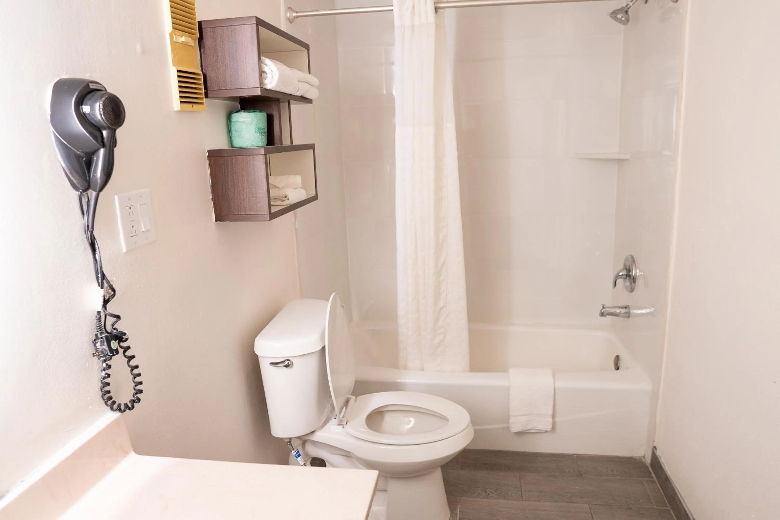 Bathroom in Howard Johnson by Wyndham Clearwater - Dunedin