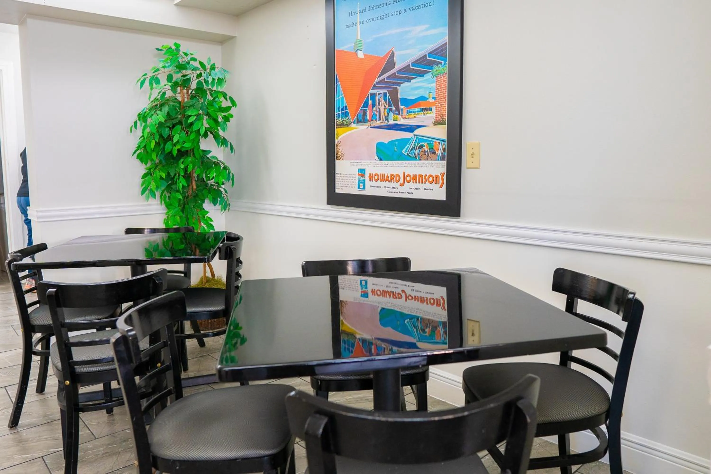 Dining area in Howard Johnson by Wyndham Clearwater - Dunedin