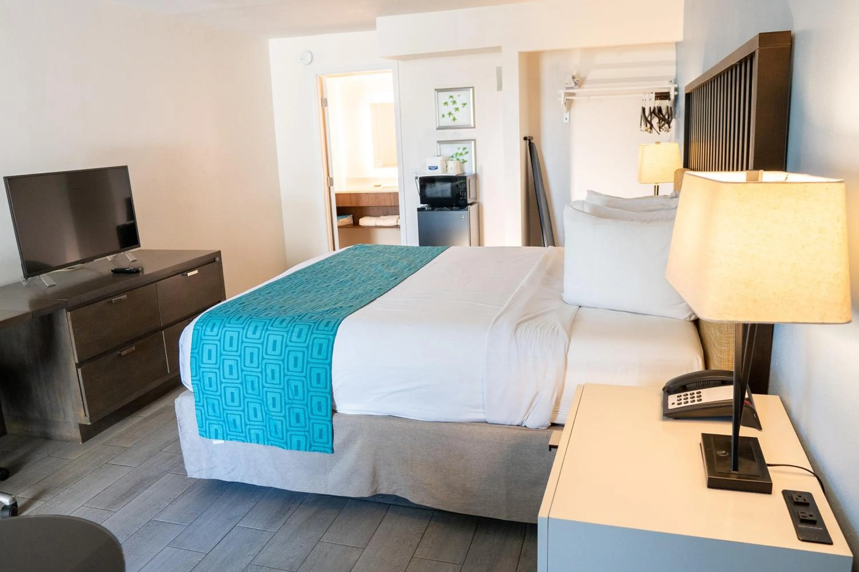 TV and multimedia, Bed in Howard Johnson by Wyndham Clearwater - Dunedin