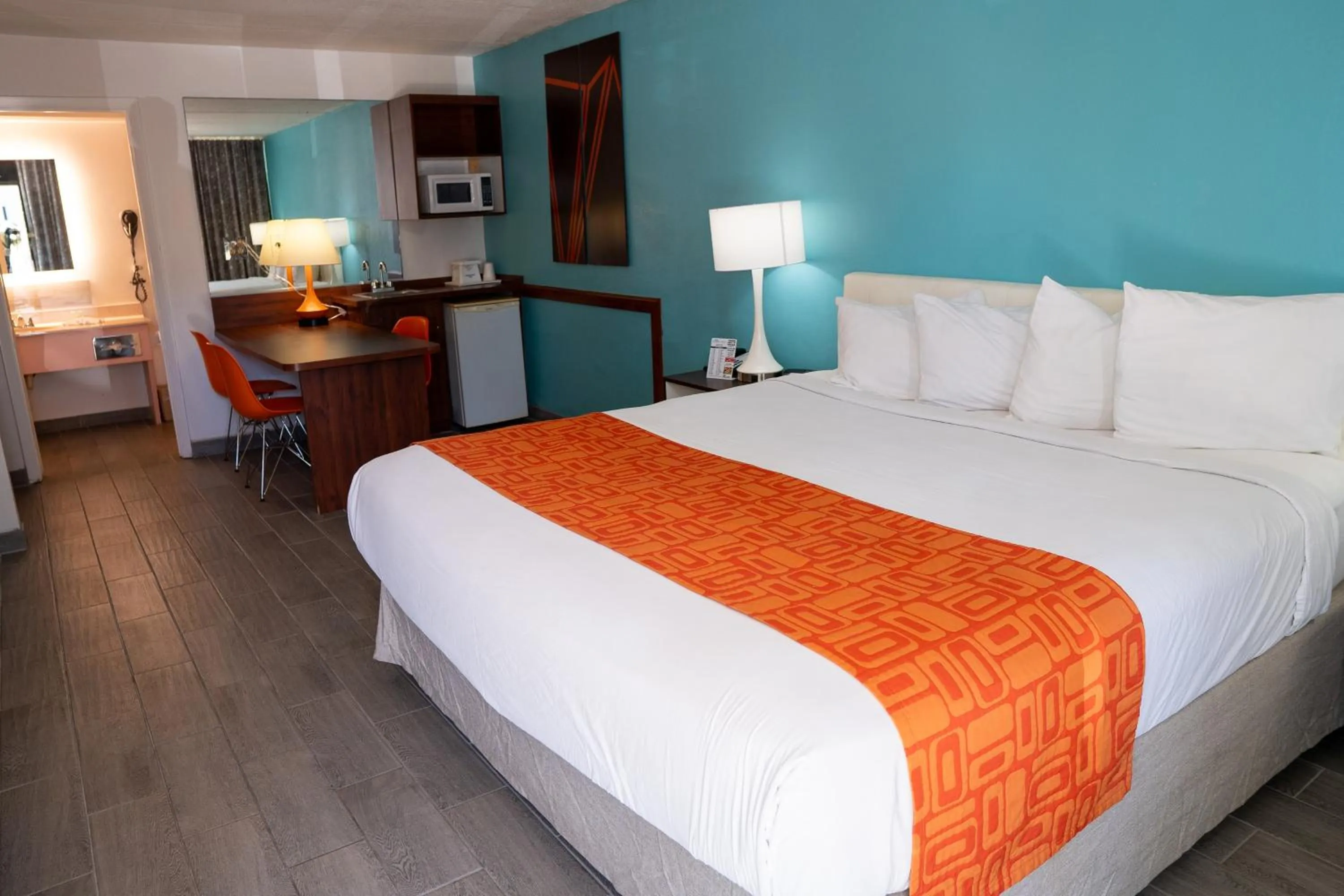 Bedroom, Bed in Howard Johnson by Wyndham Clearwater - Dunedin