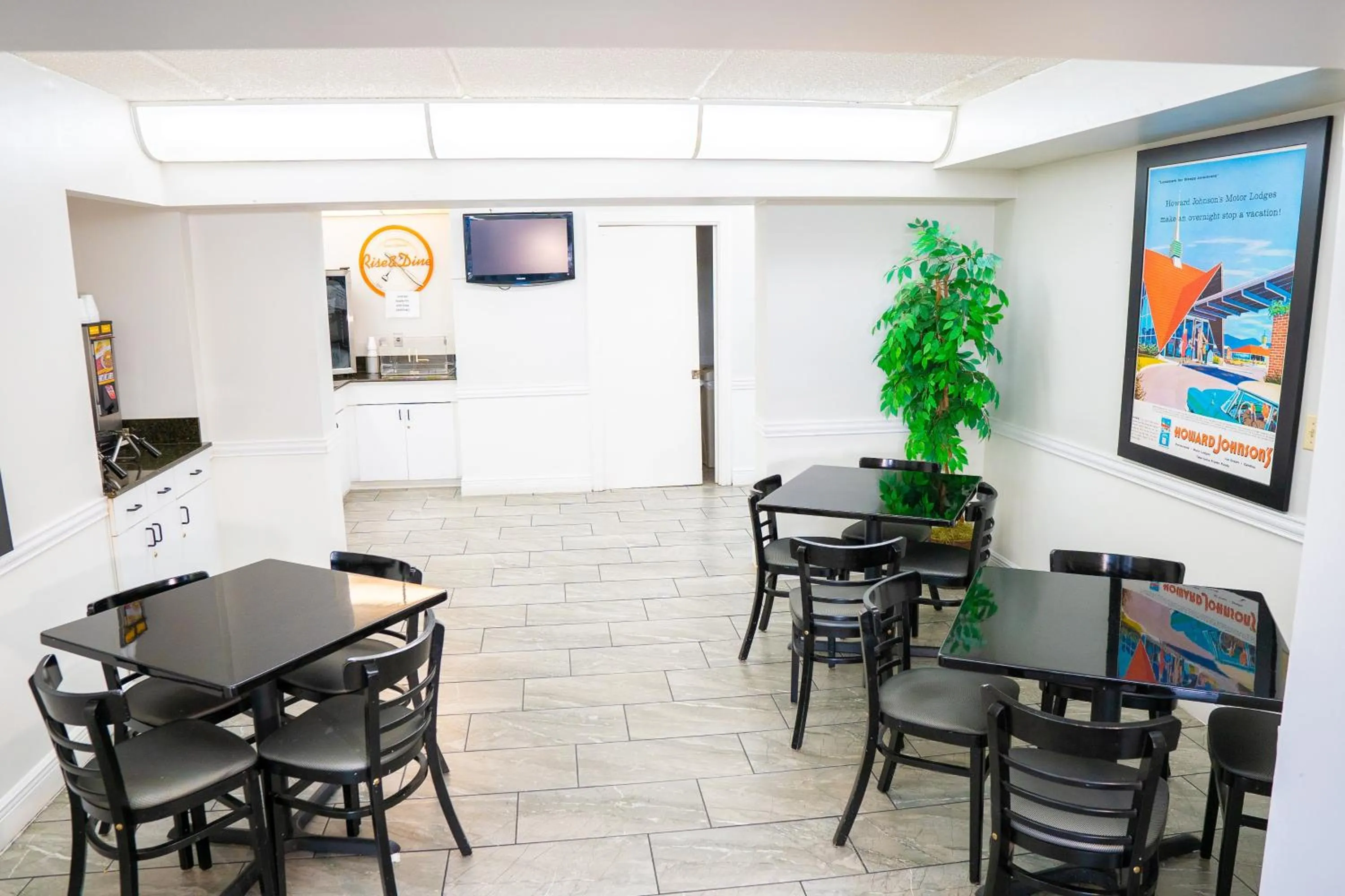 Dining area in Howard Johnson by Wyndham Clearwater - Dunedin