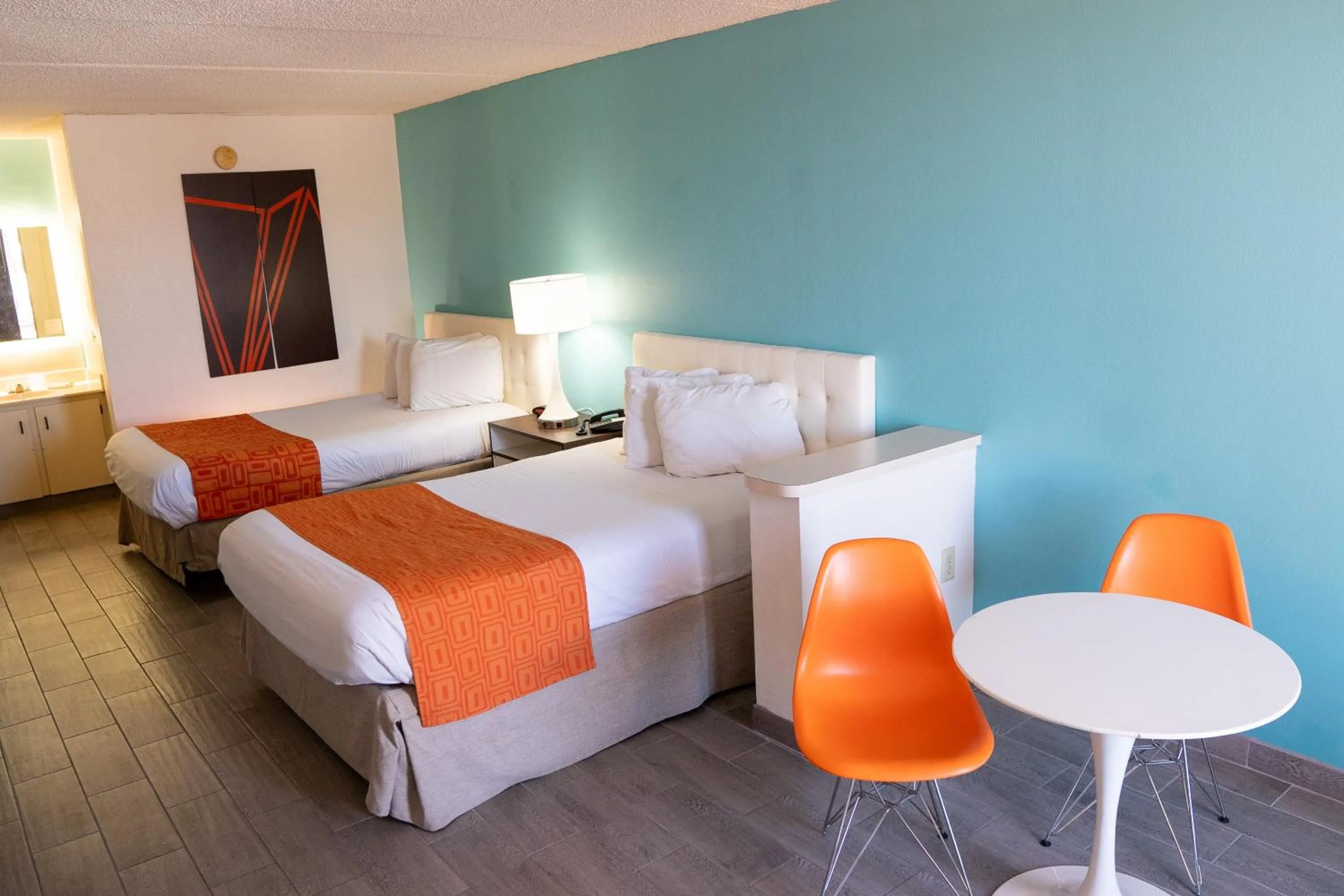 Dining area, Bed in Howard Johnson by Wyndham Clearwater - Dunedin