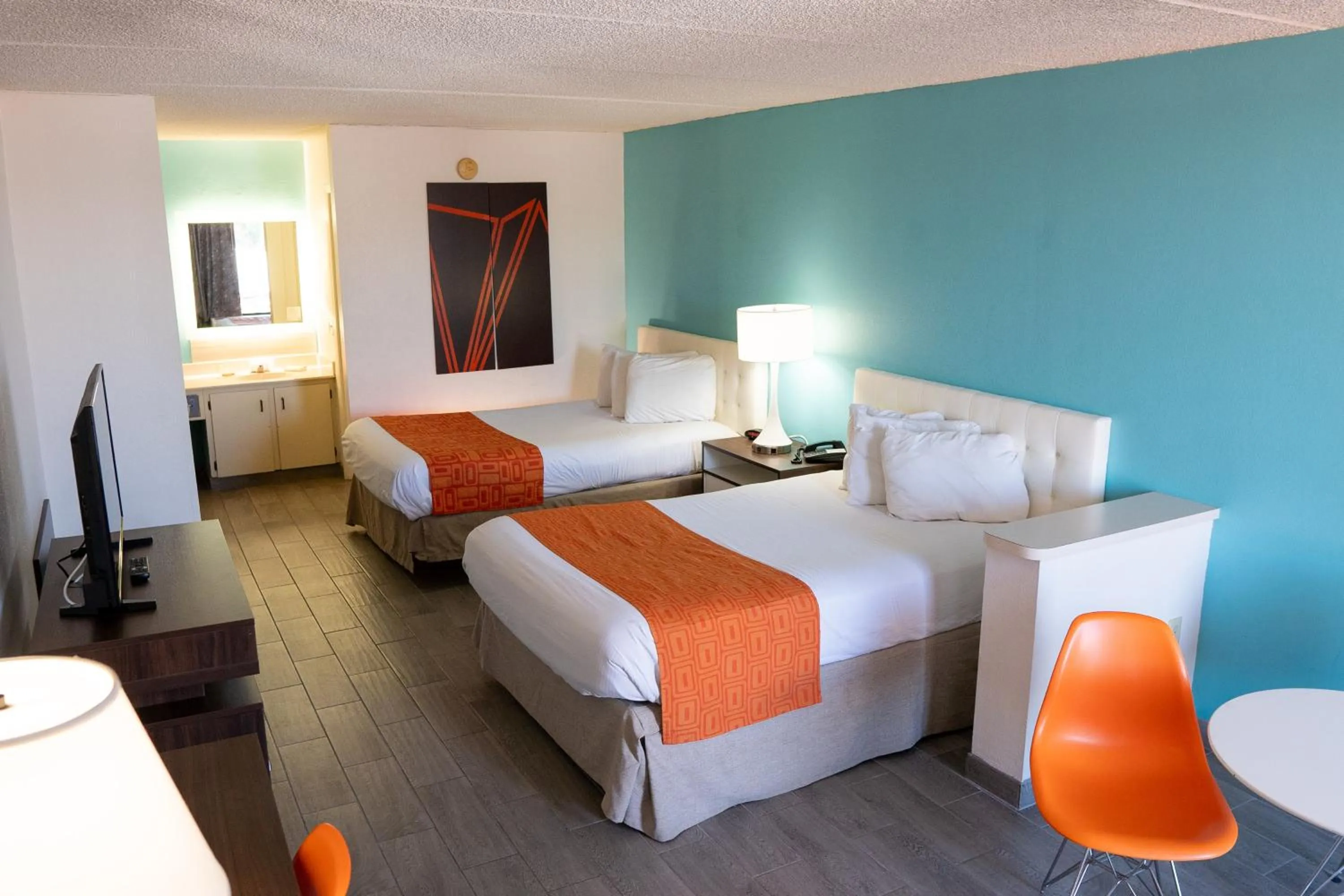 TV and multimedia, Bed in Howard Johnson by Wyndham Clearwater - Dunedin