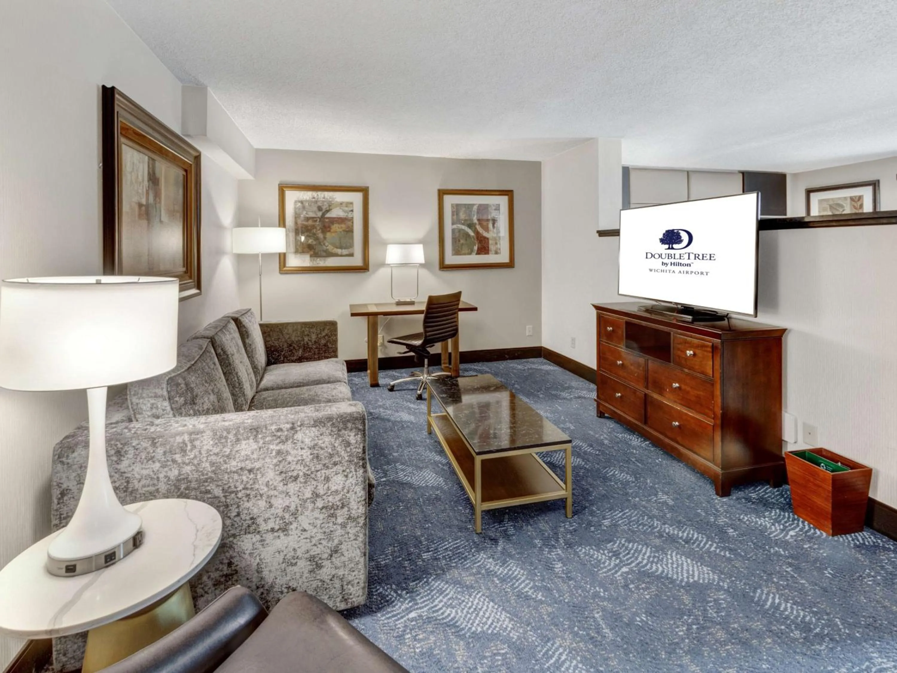 Living room in DoubleTree by Hilton Wichita Airport