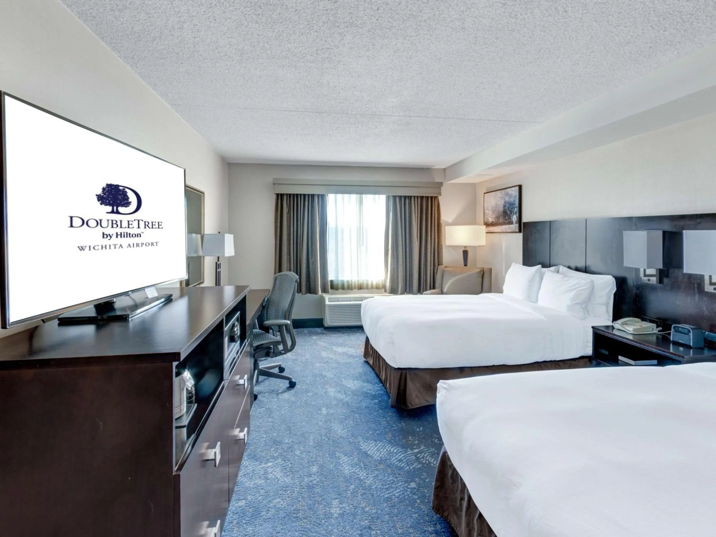 Bedroom, Bed in DoubleTree by Hilton Wichita Airport