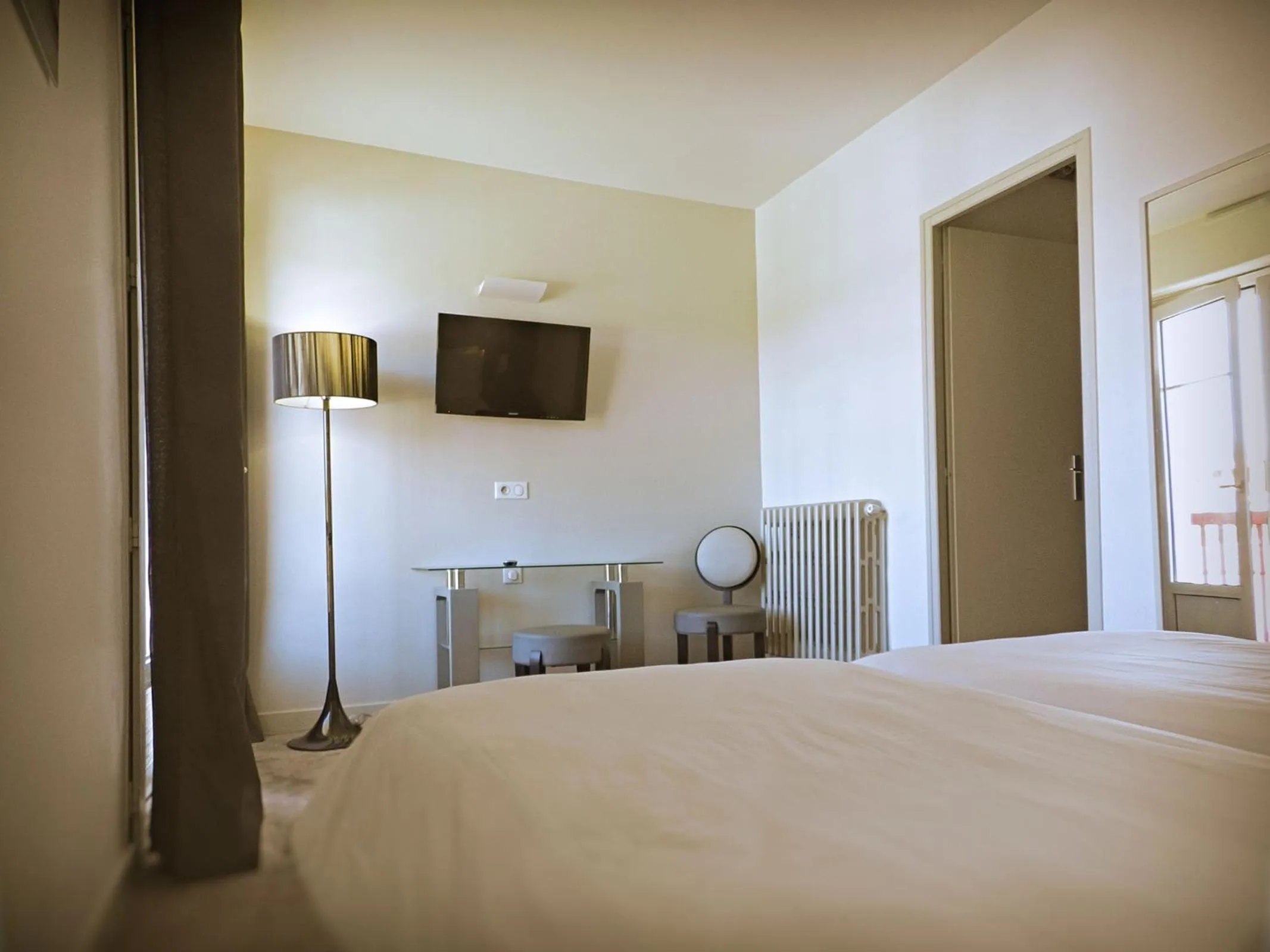 Balcony/Terrace, Bed in Hotel Restaurant Bonnet