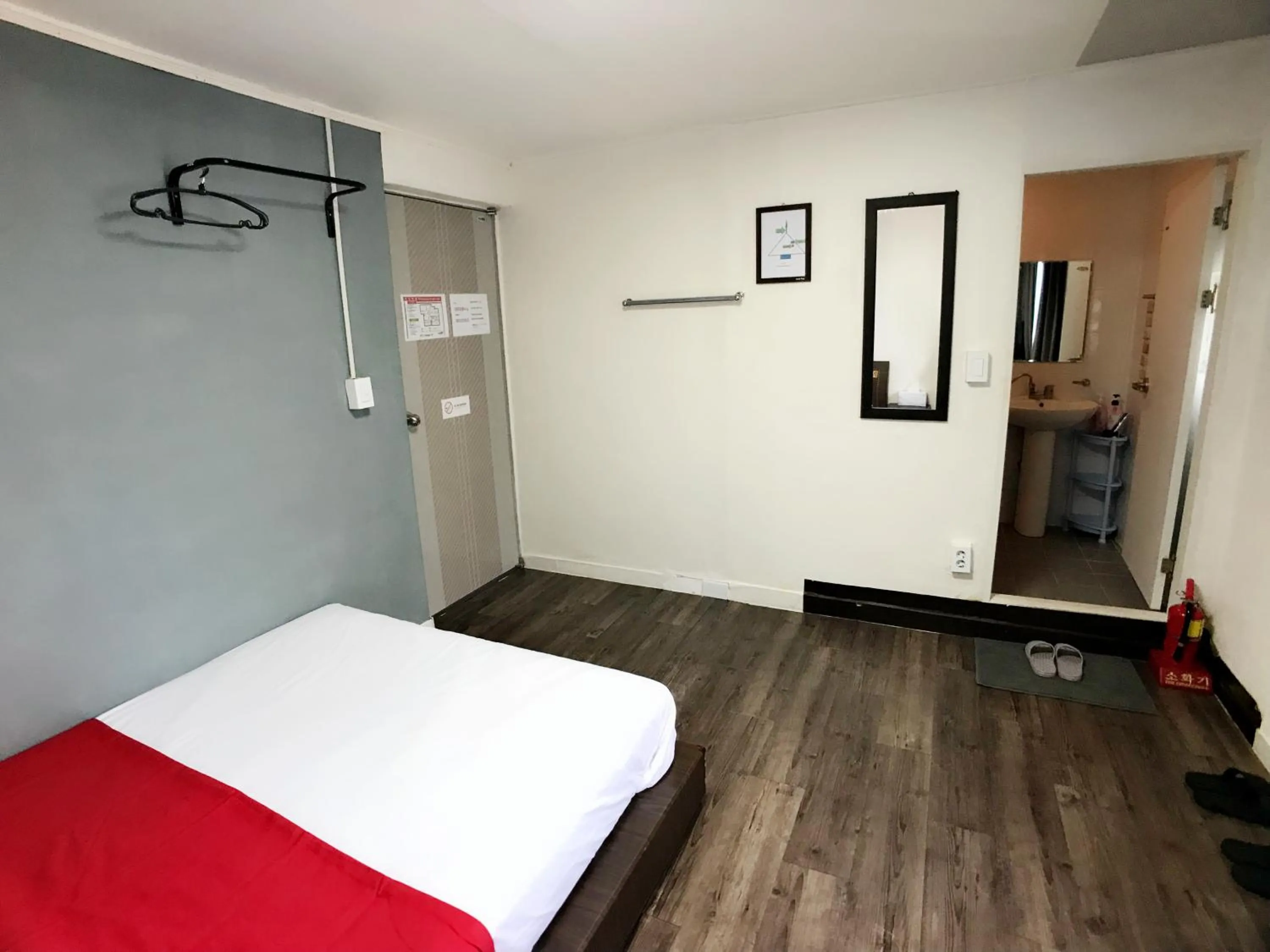 Toilet, Bed in 1012 House Namsan - Foreigner Only