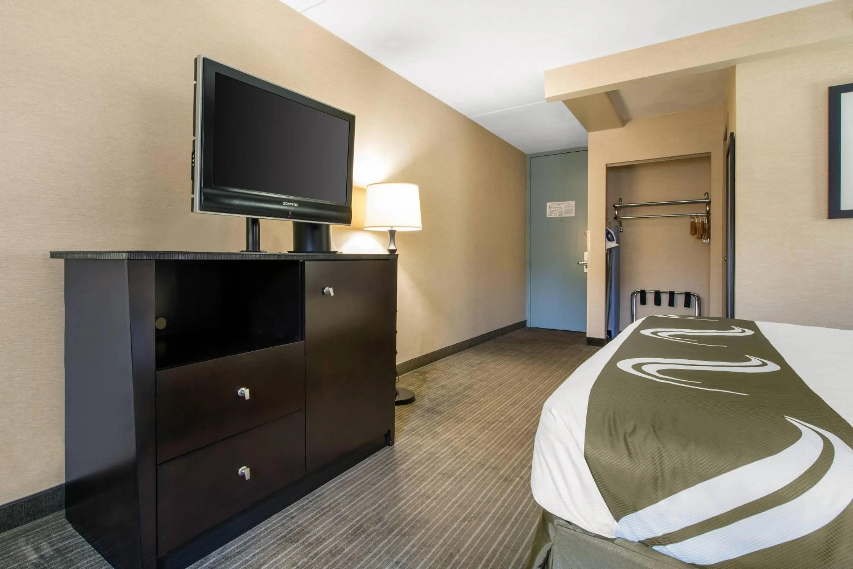 Bedroom, Bed in Quality Inn & Suites Charleston - Civic Center