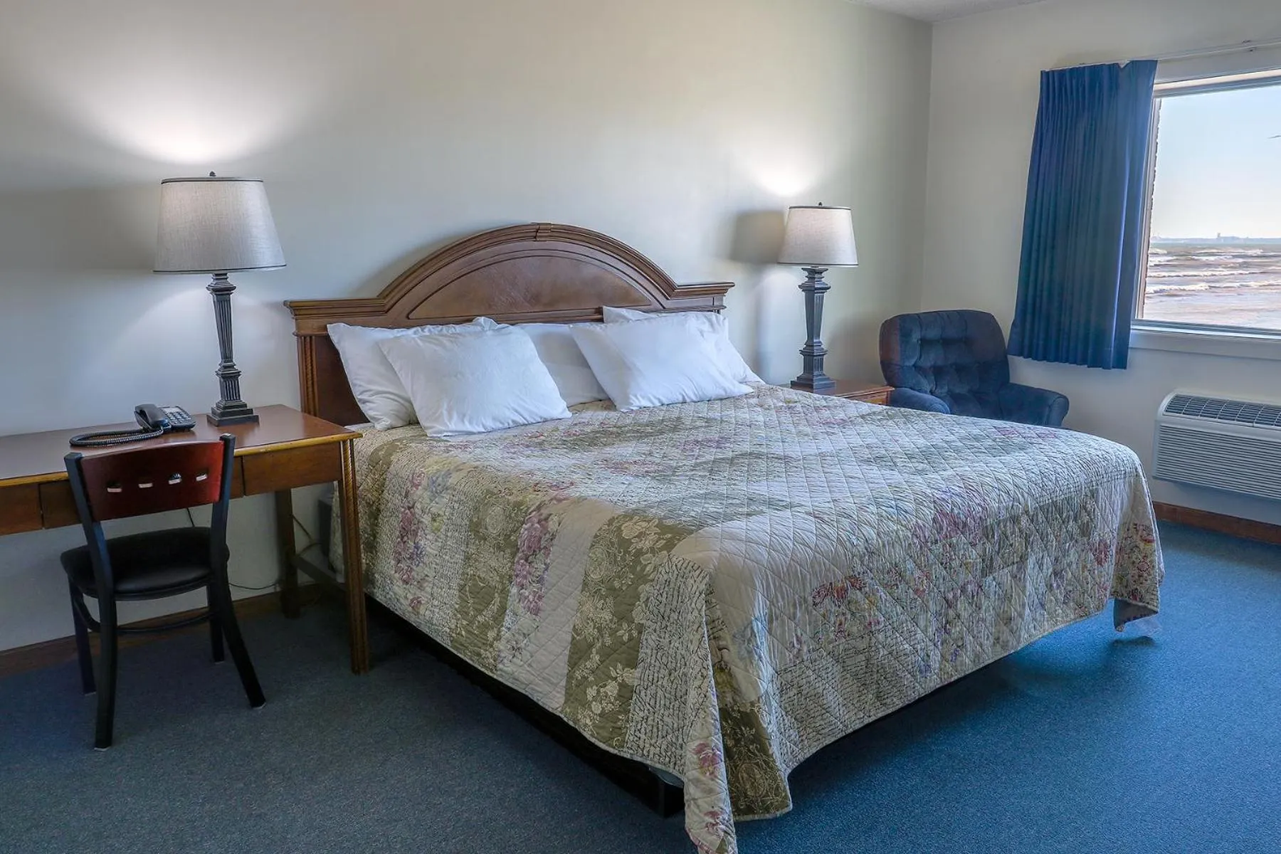 Lake view, Bed in Lighthouse Inn - Two Rivers