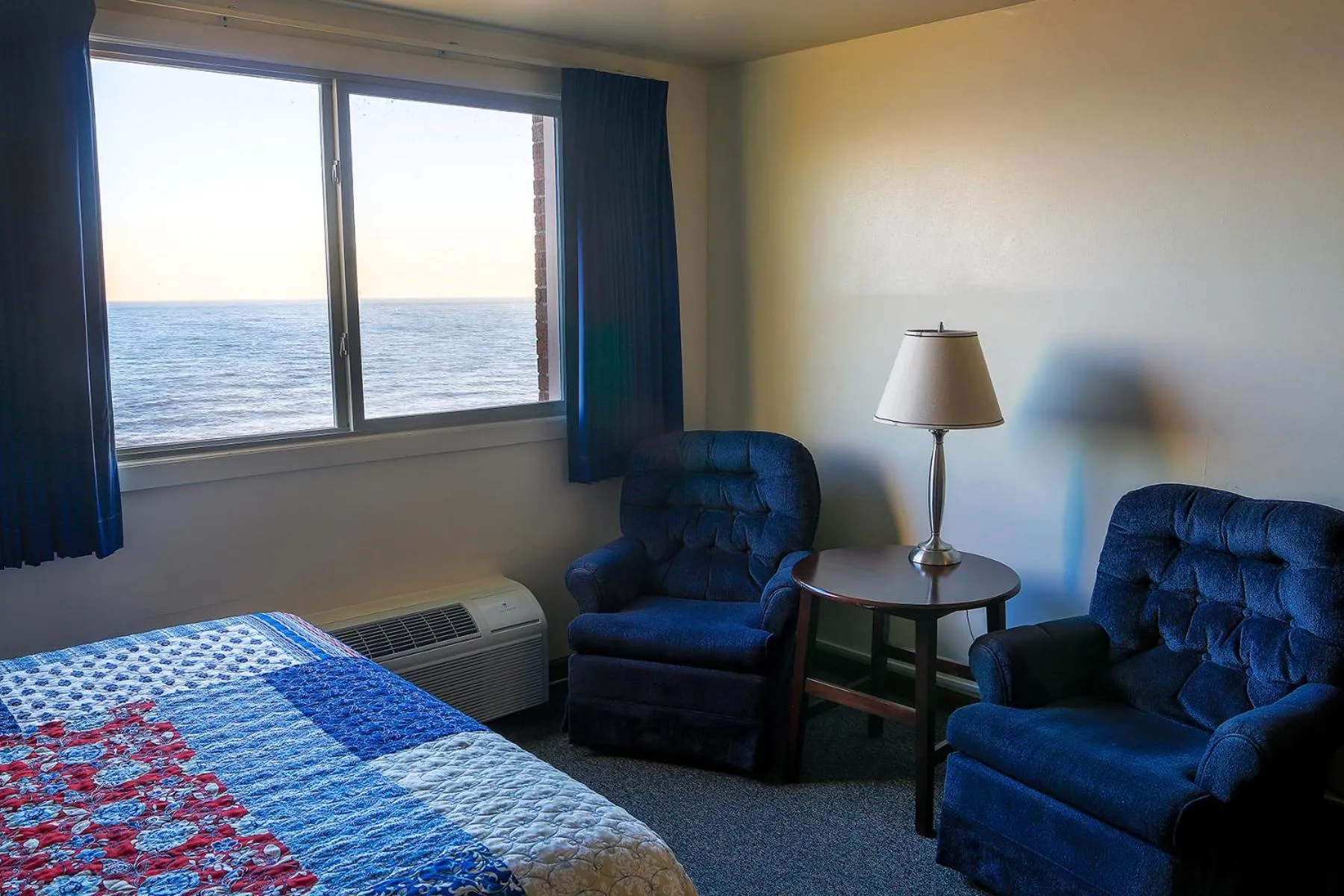 Lake view, Bed in Lighthouse Inn - Two Rivers