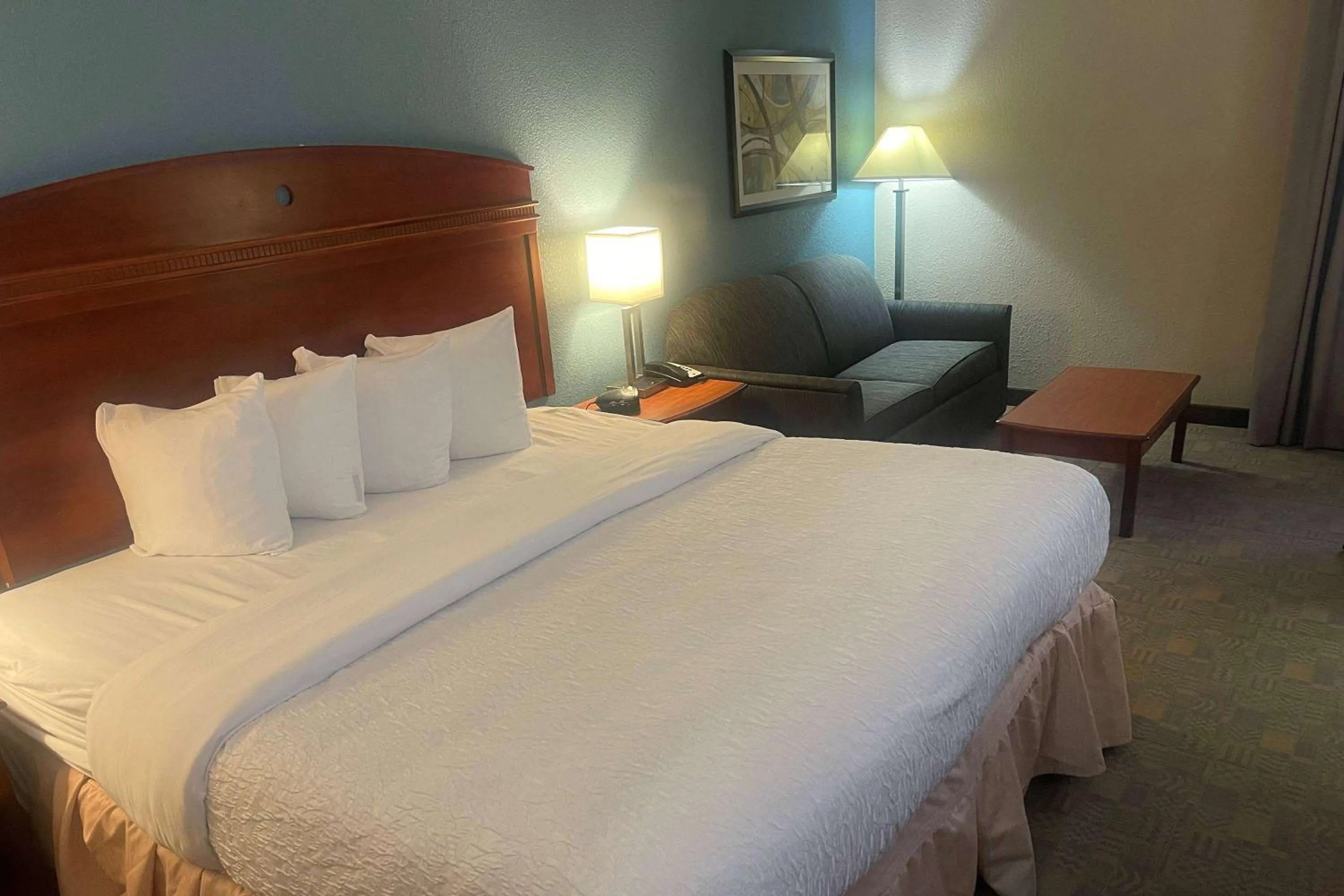Photo of the whole room, Bed in Days Inn by Wyndham Englewood Dayton Airport