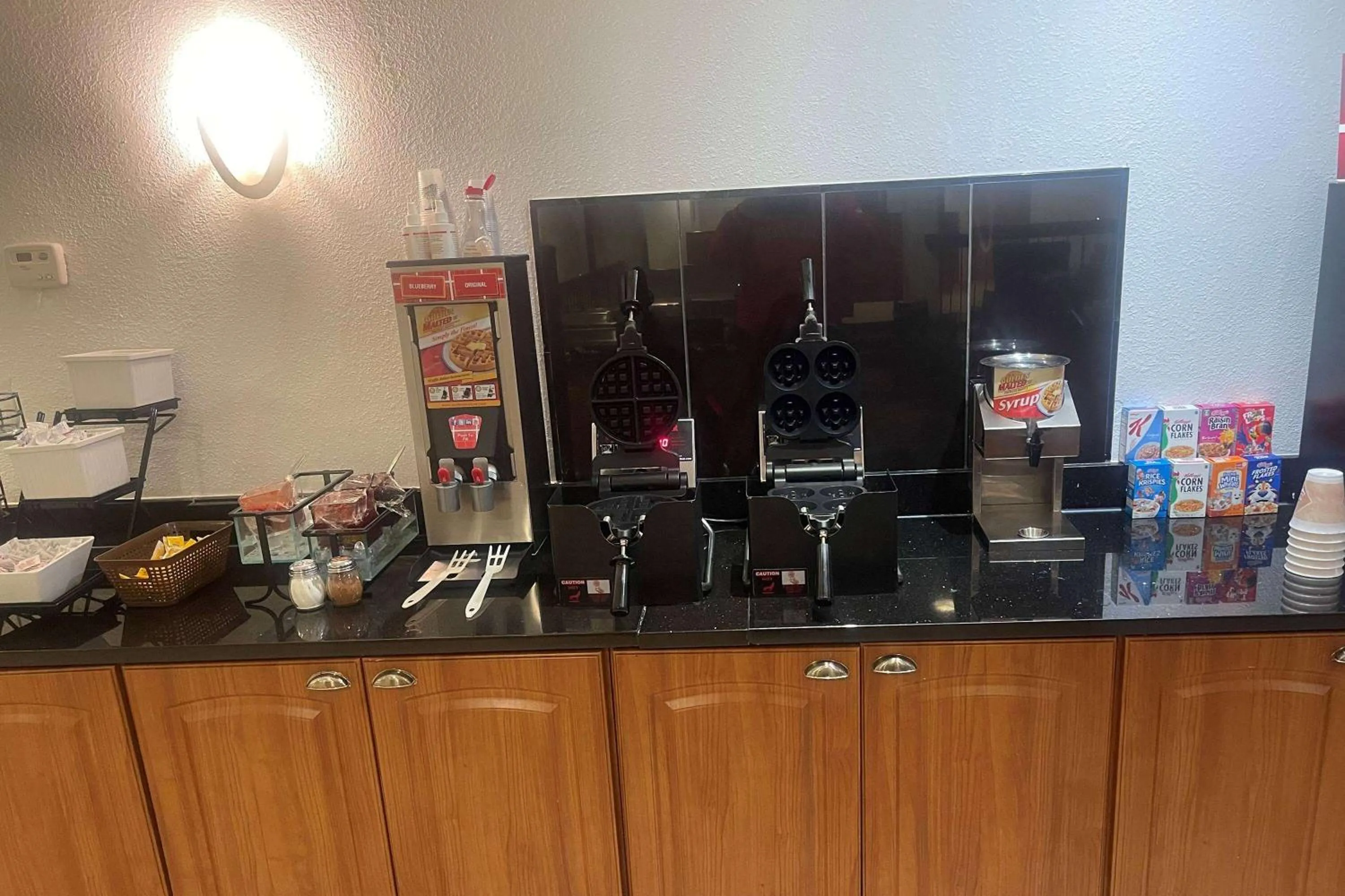 Restaurant/places to eat in Days Inn by Wyndham Englewood Dayton Airport