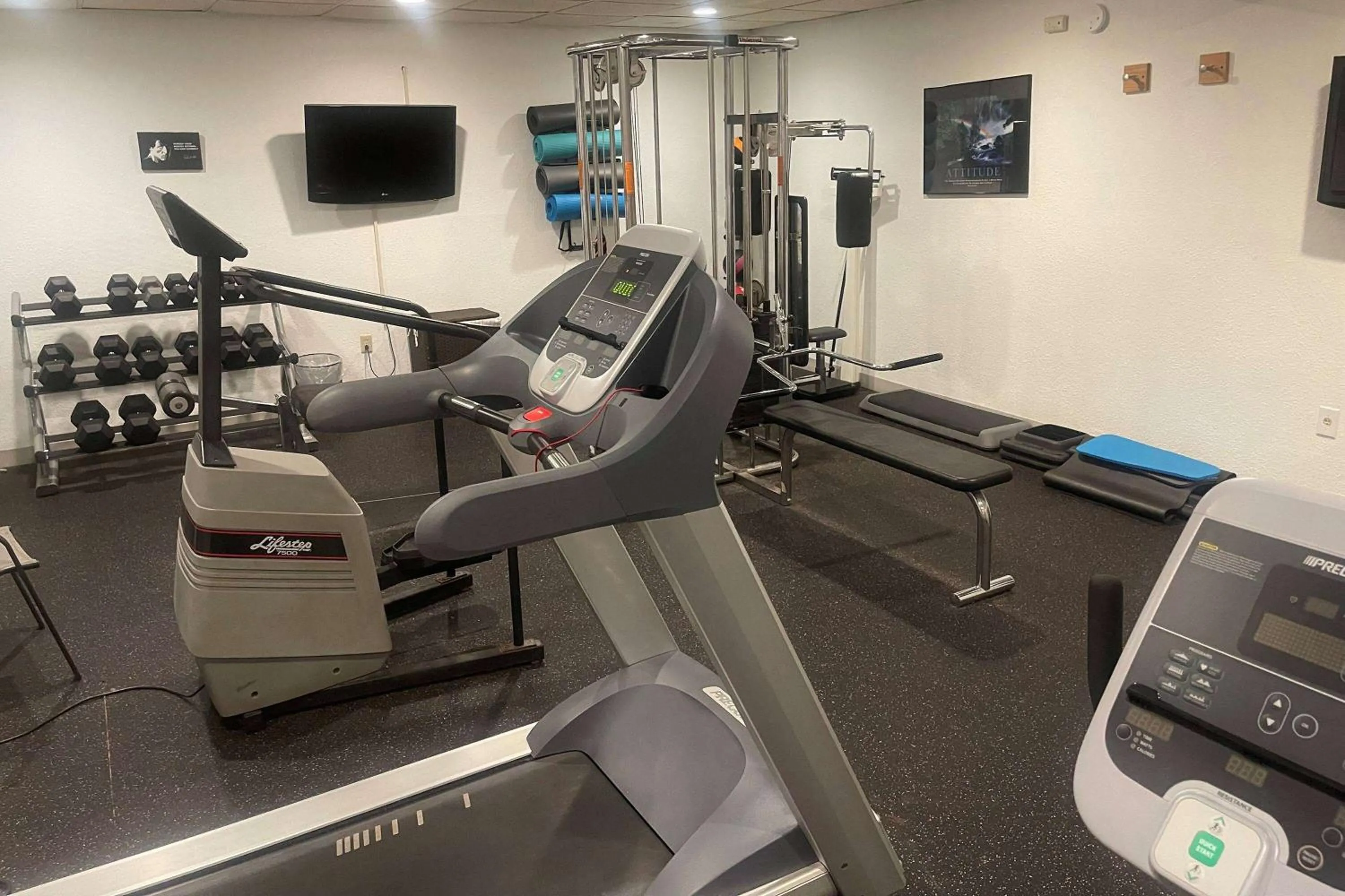Fitness centre/facilities in Days Inn by Wyndham Englewood Dayton Airport
