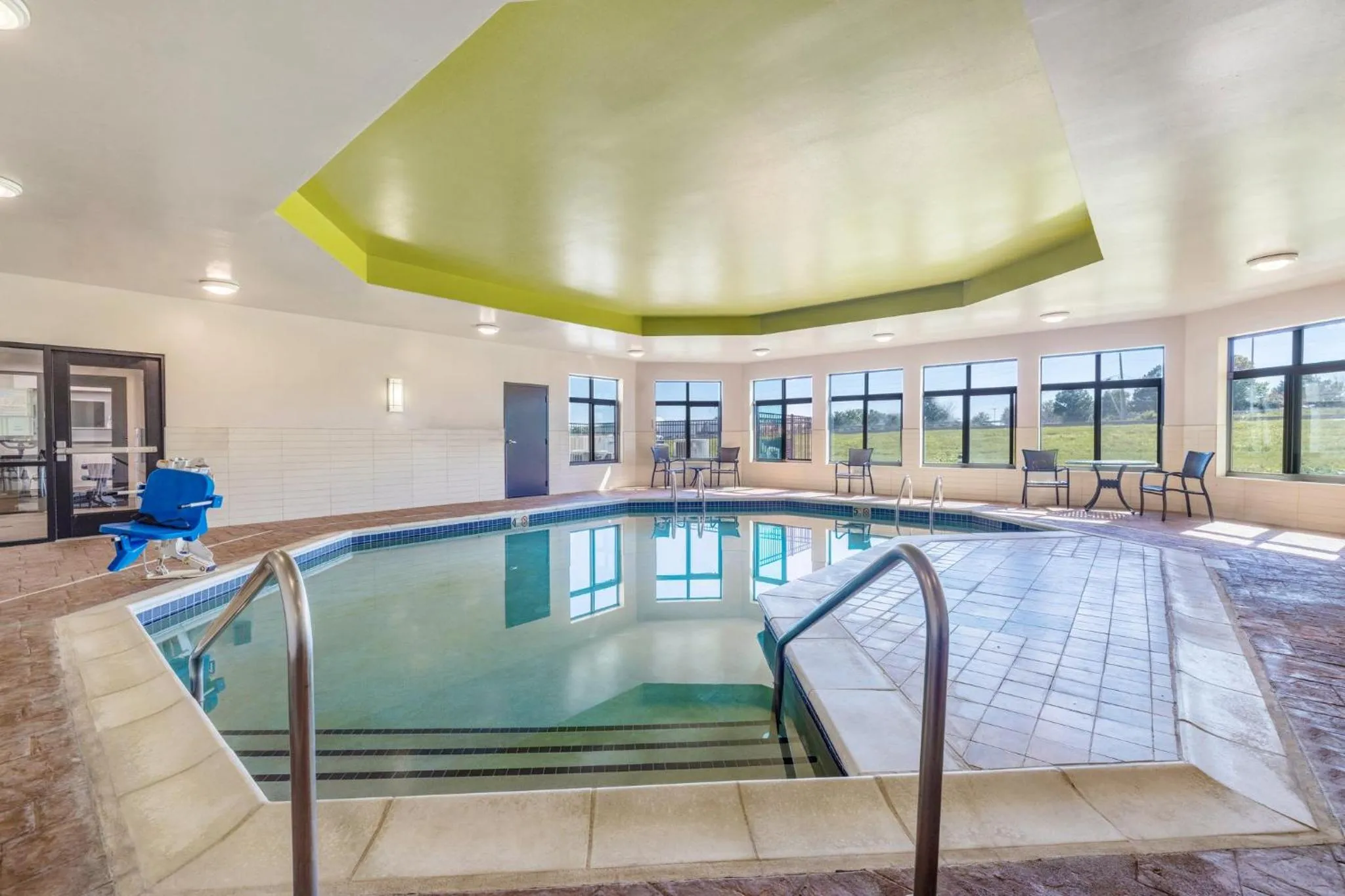 Swimming pool in Holiday Inn Express & Suites Kansas City Airport by IHG