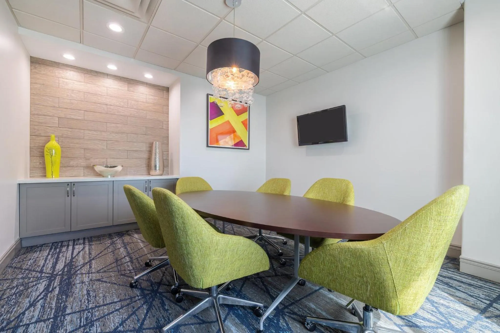 Meeting/conference room in Holiday Inn Express & Suites Kansas City Airport by IHG