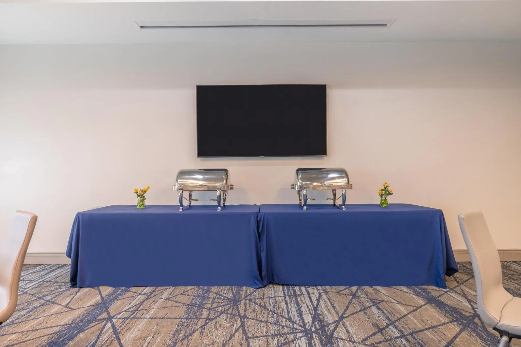 Meeting/conference room in Holiday Inn Express & Suites Kansas City Airport by IHG