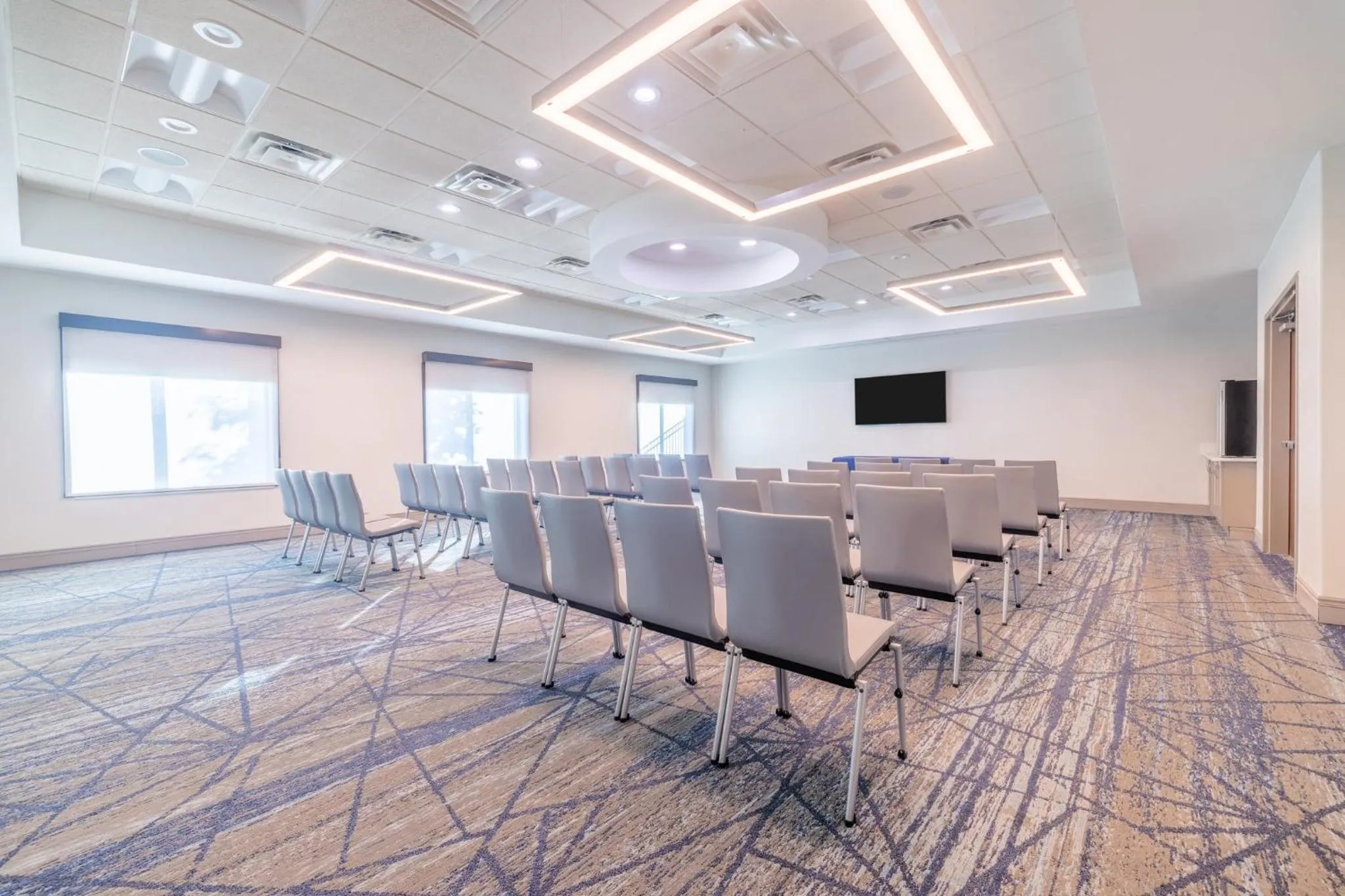 Meeting/conference room in Holiday Inn Express & Suites Kansas City Airport by IHG