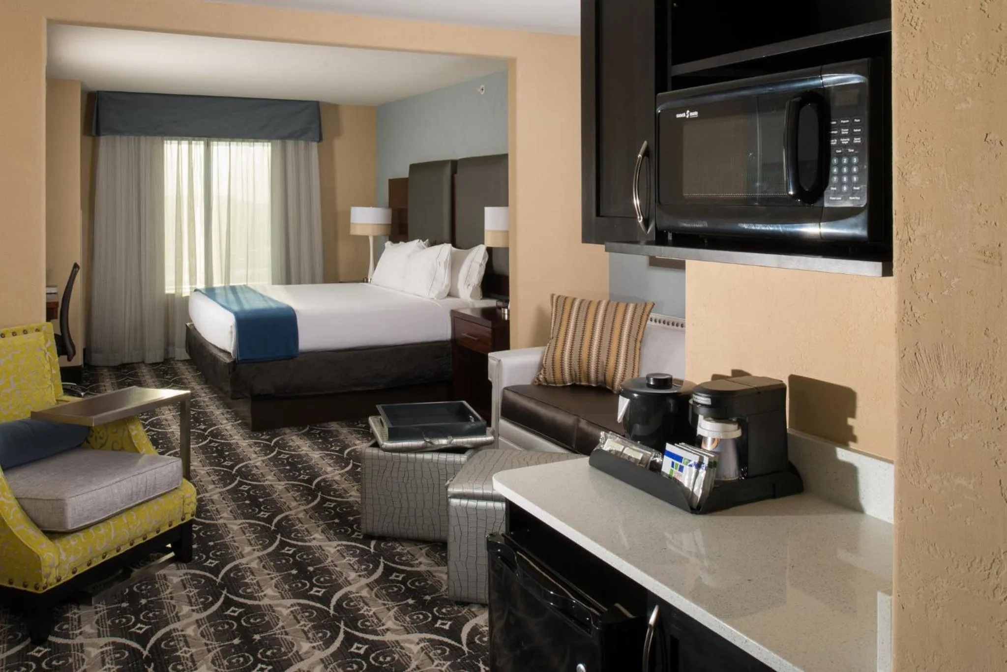 Photo of the whole room, Bed in Holiday Inn Express & Suites Kansas City Airport by IHG