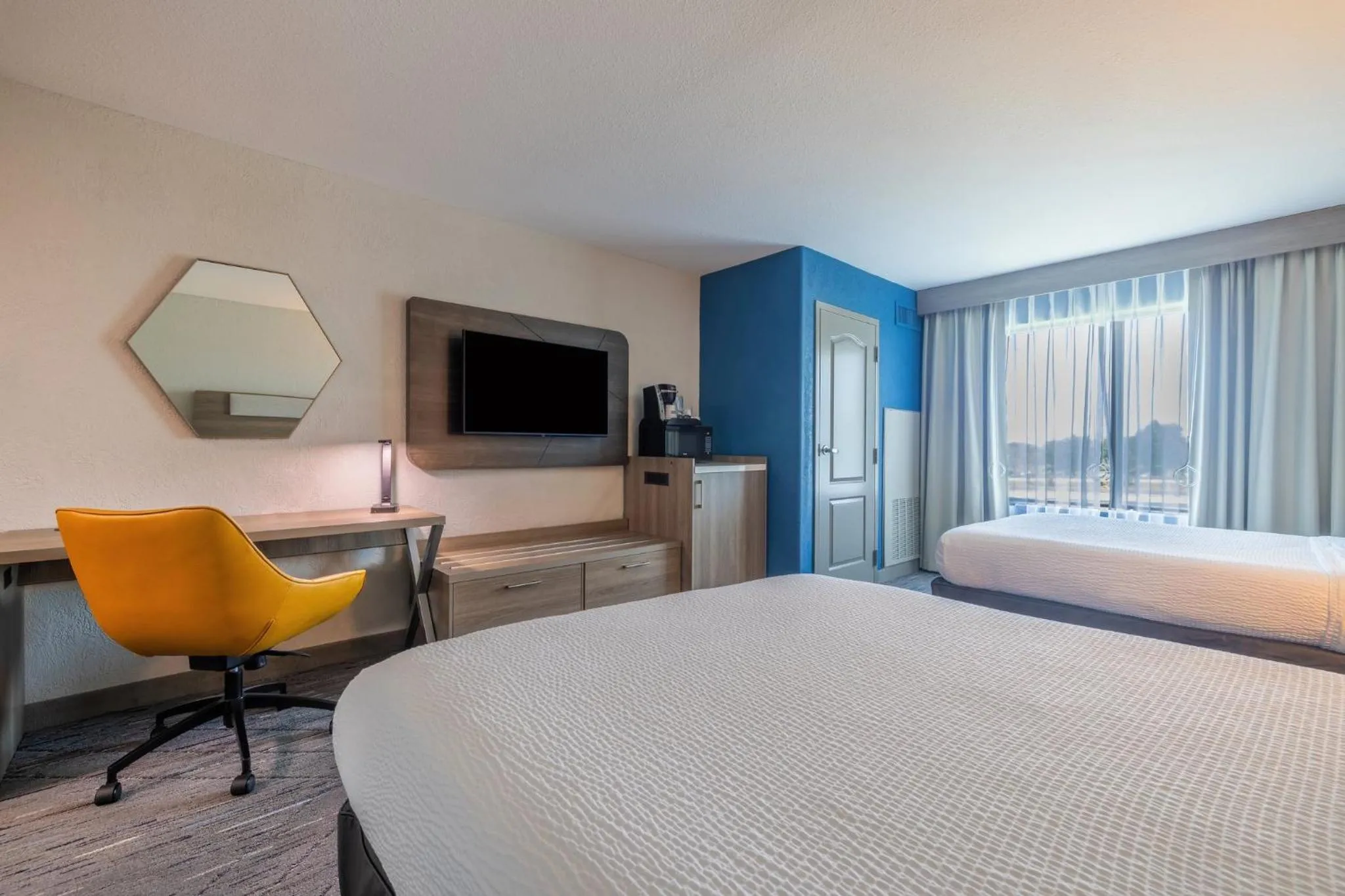 Photo of the whole room, Bed in Holiday Inn Express & Suites Kansas City Airport by IHG