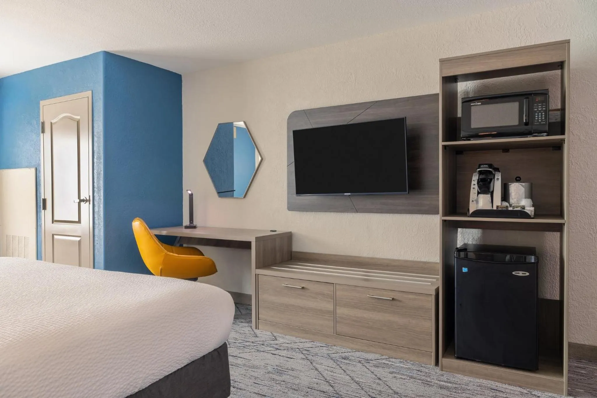 Photo of the whole room, Bed in Holiday Inn Express & Suites Kansas City Airport by IHG